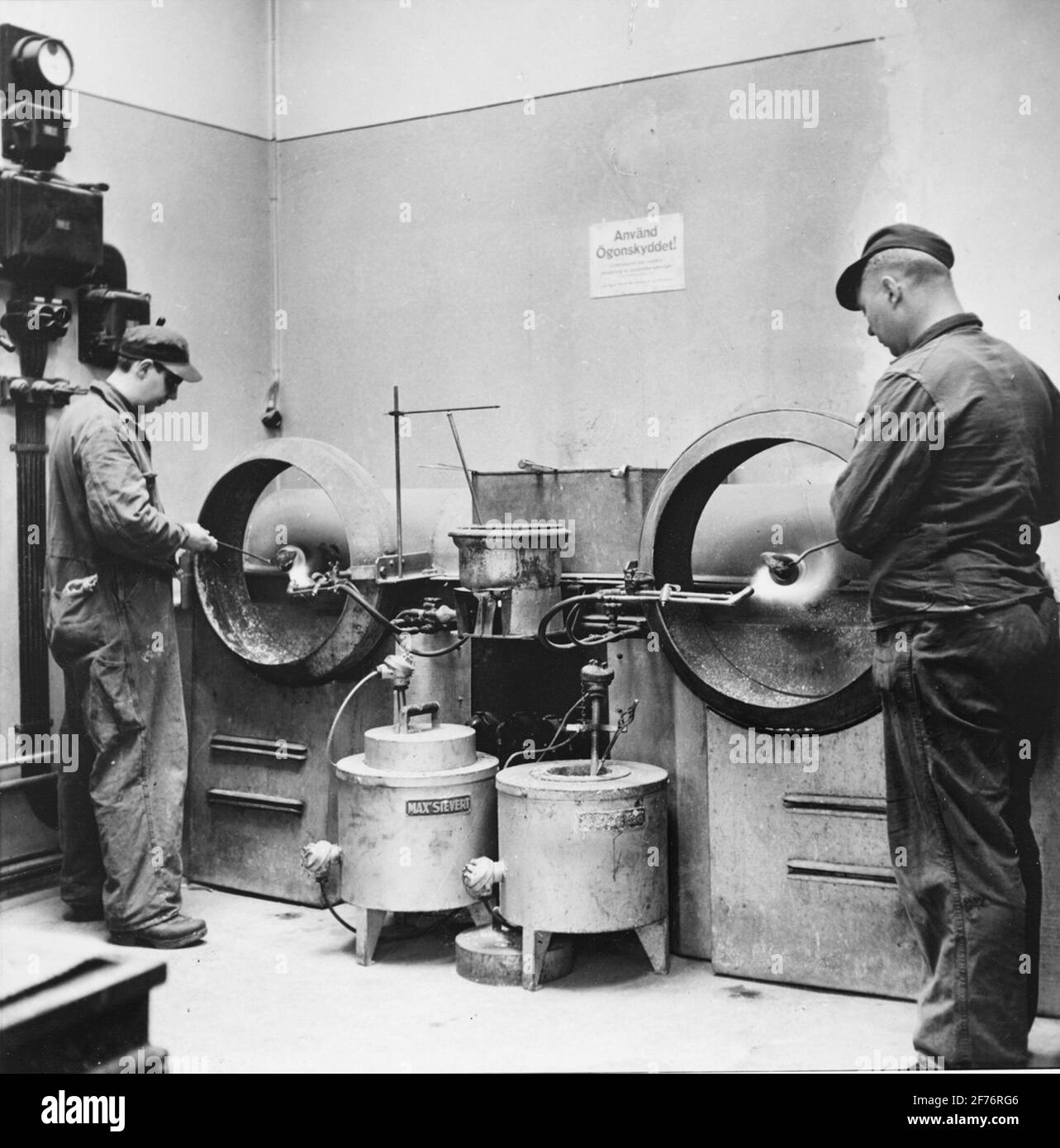 Sterner and Blomquist AB, Malmö, 1944. Warehousing. In conjunction with the crankshaft grinding, the bearings are removed. This is done in special machines, which guarantee homogeneous and blow-free goods. The picture shows slung casting, one of the firm's methods for stock molding. Stock Photo