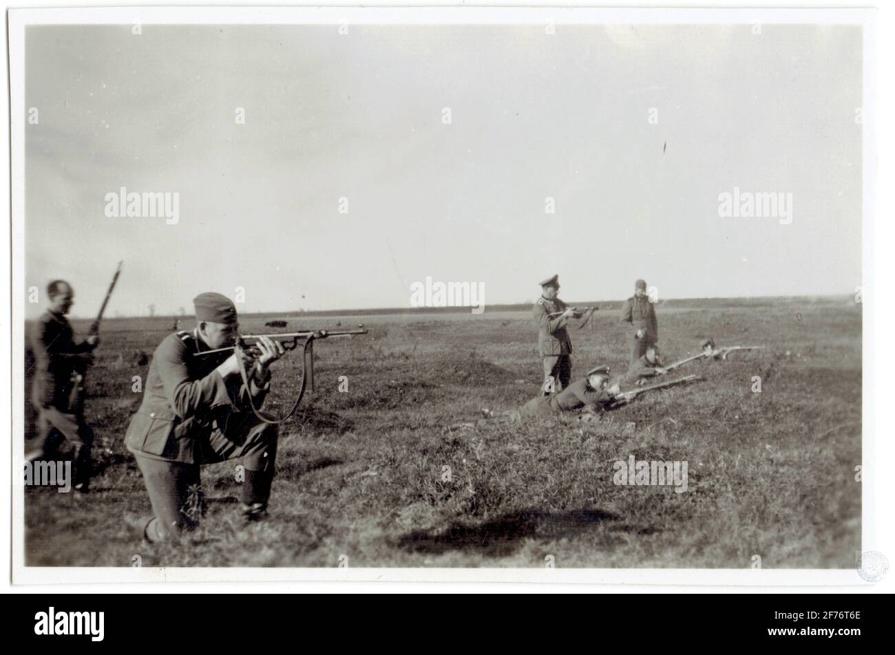 séance de tir à la MP40 et au Mauser 98 dans la waffen SS Stock Photo