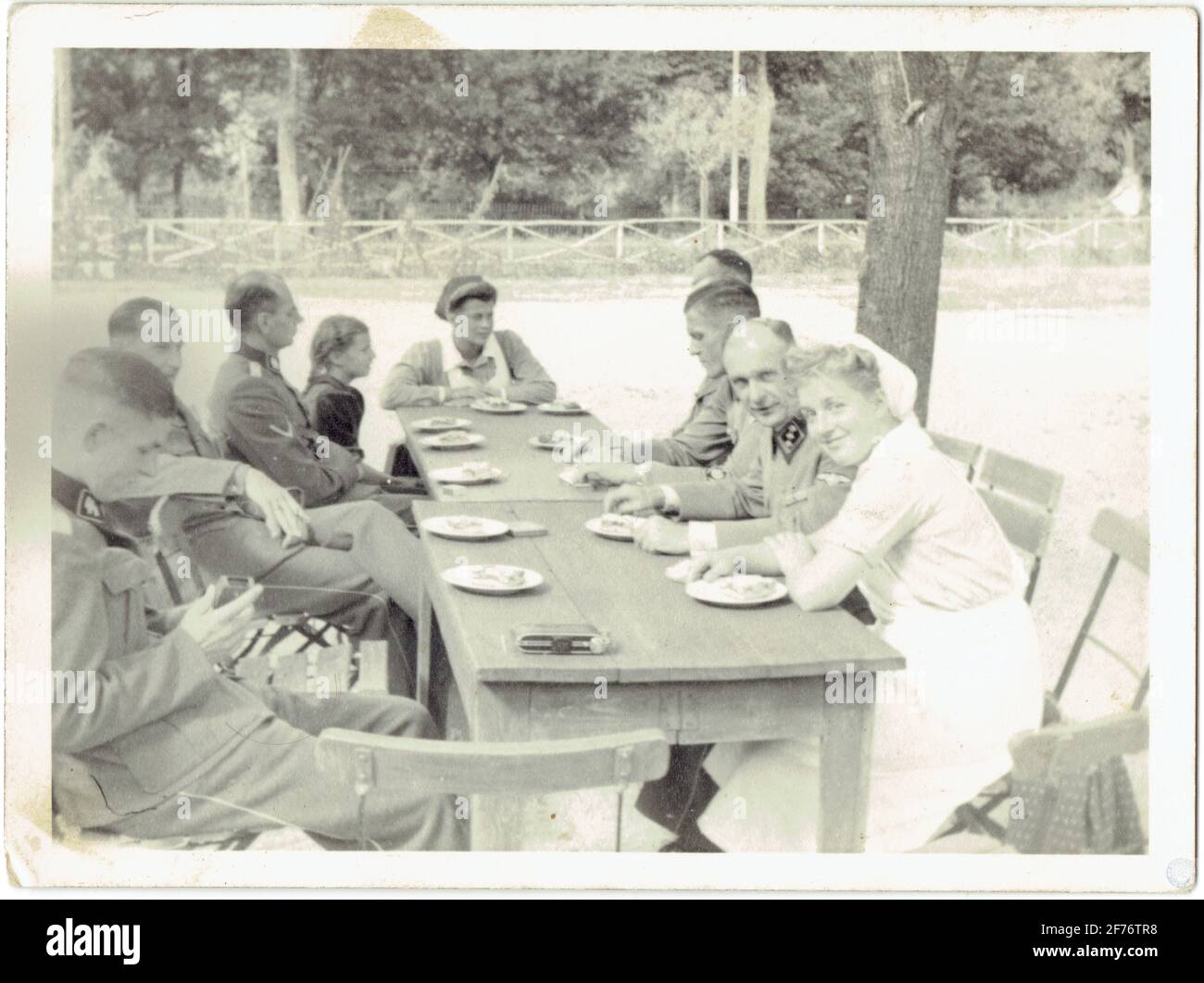 waffen SS, membres du Sopi SD et infrimières allemandes en train de manger Stock Photo