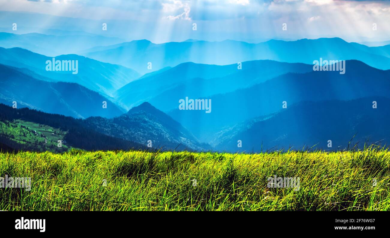 Dramatic misty morning sun rays hi-res stock photography and images - Alamy