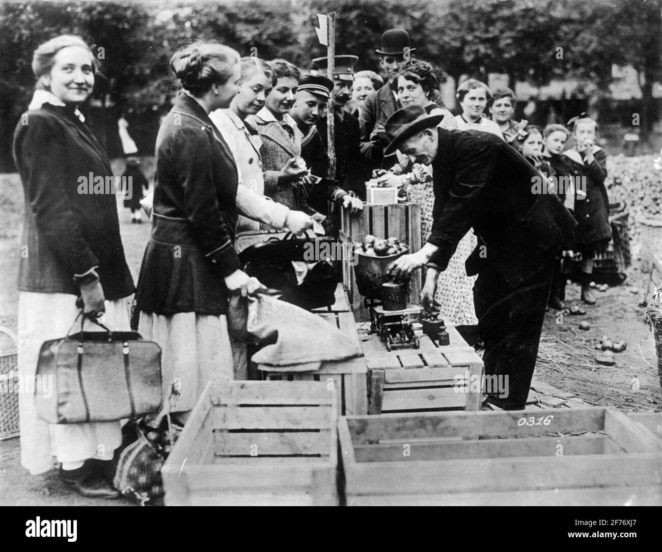 Fruit market in Berlin-Friedenau. The apple harvest is this year, 1914, particularly abundant in Germany. Stock Photo