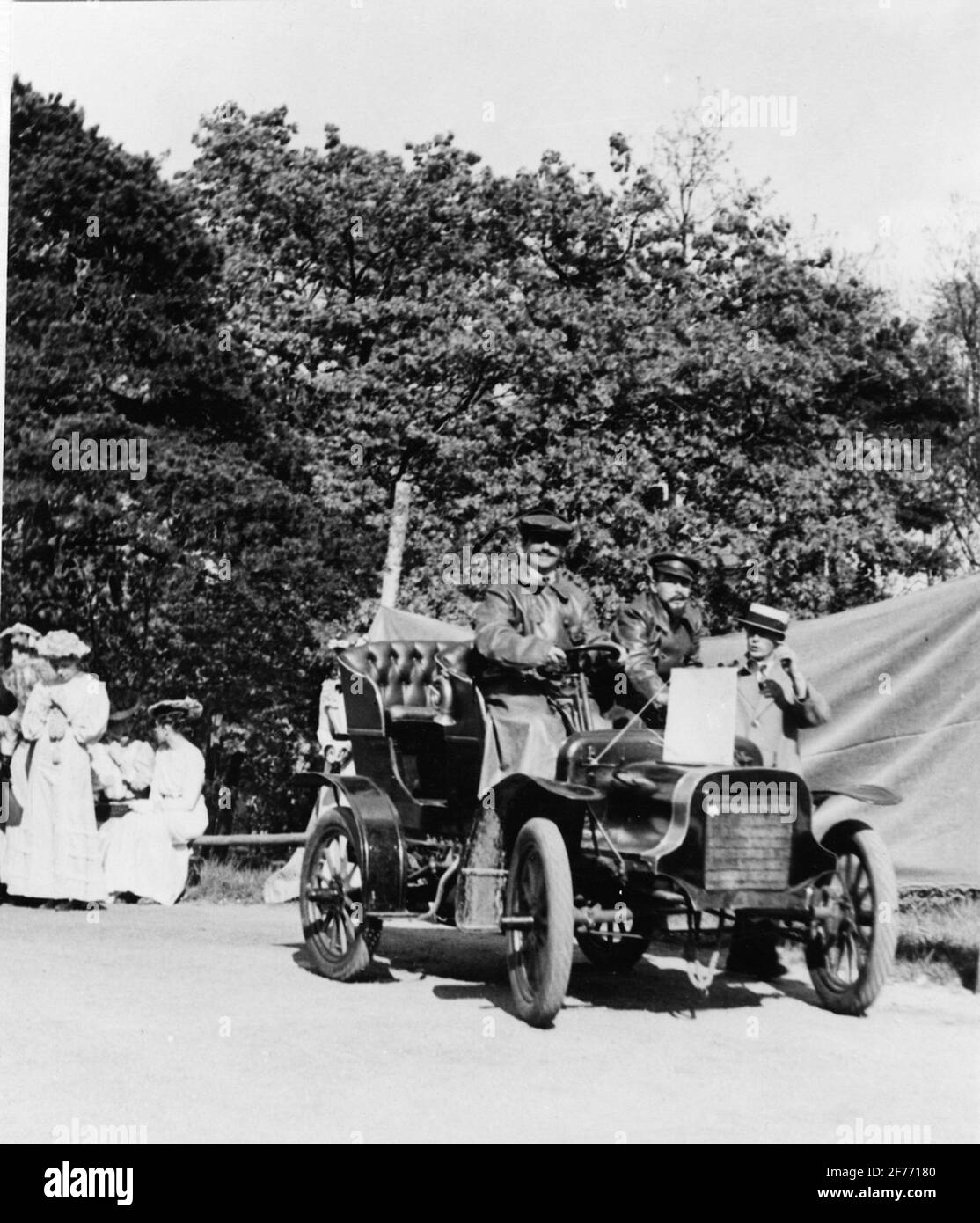 Djurgårdsmässan 1939 at Solliden, Skansen on May 21, 1939. From the play 'Grand Prix 1901'. TV. Cadillac, Model 1905 from General Motors Nordiska AB with Actor Adolf Witzansky and M. Grünberger as well as Alf Augustsson, by the car, from the Technical Museum such as assistants and improvising home monos '. Stock Photo