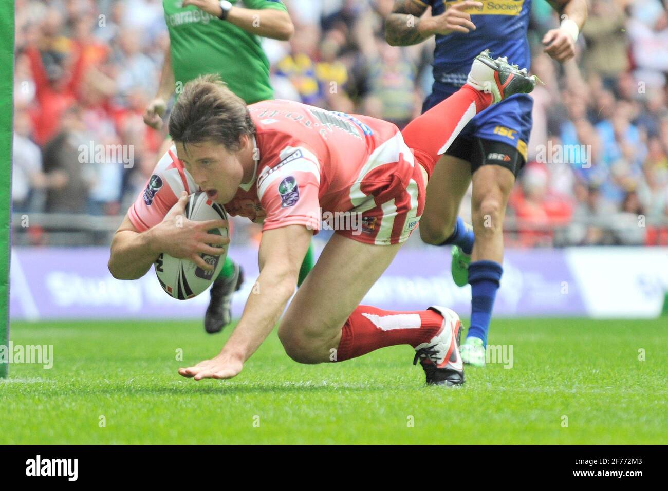 RUGBY LEAGUE. CARNEGIE CHALLENGE CUP FINAL AT WEMBLEY. LEEDS V WIGAN.. 27/8/2011. JOEL TOMKING  SCORES THE 3RD TRY.  PICTURE DAVID ASHDOWN Stock Photo