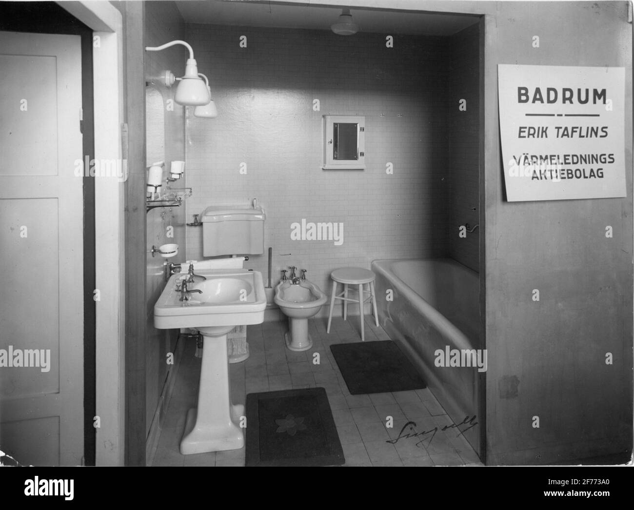 Building and Bo Exhibition in Östersund 1929. Bathroom carried out by Erik  Taflin's Heat Management AB. Cutting baths of porcelain enemy and cast  iron. Mixing battery with metal hose and hand shower.