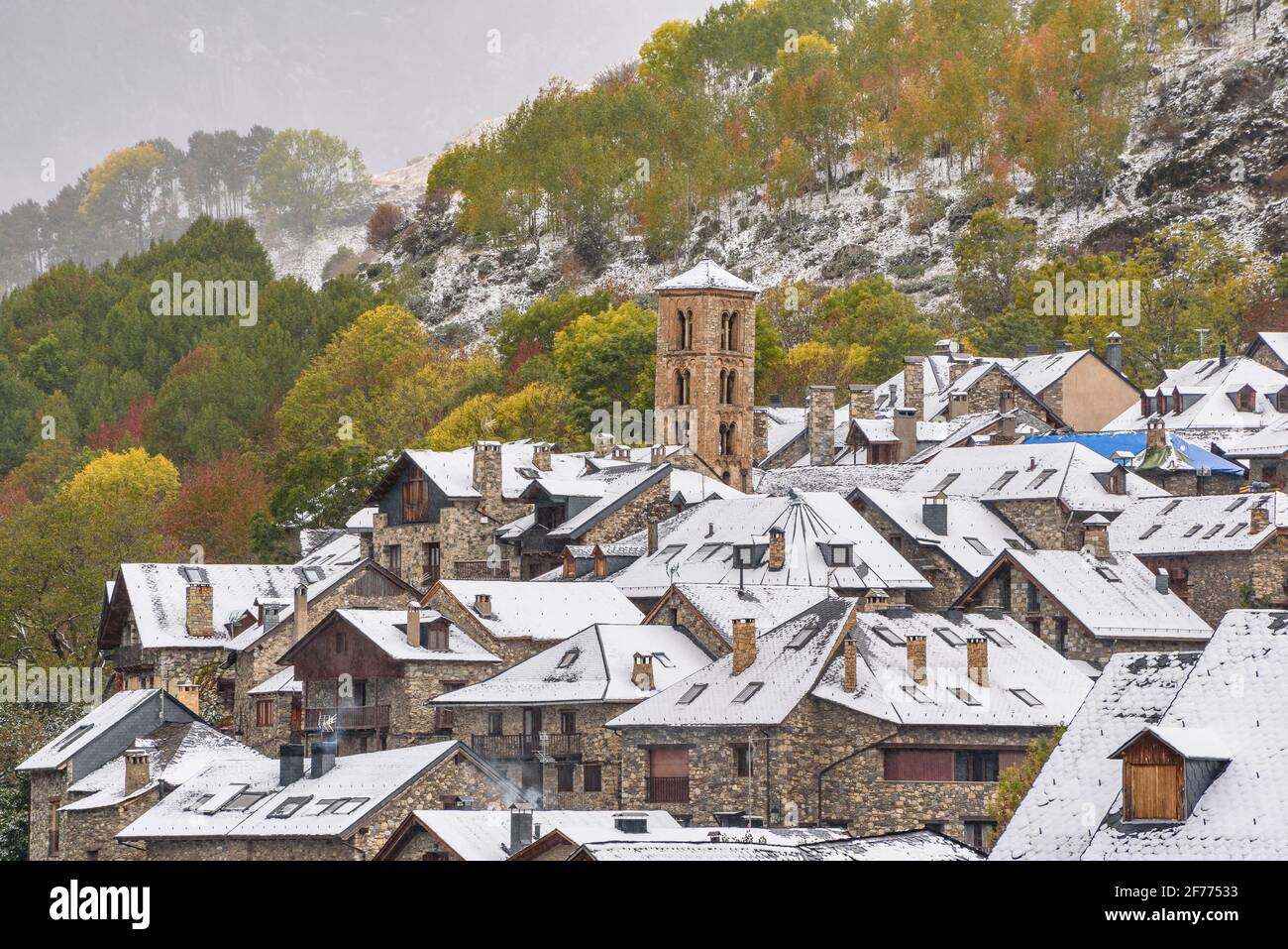 Taüll village in autumn, on a snowy day (Boí Valley, Catalonia, Spain, Pyrenees) ESP: Pueblo de Taüll en otoño, en un día de nevada (Valle de Boí) Stock Photo
