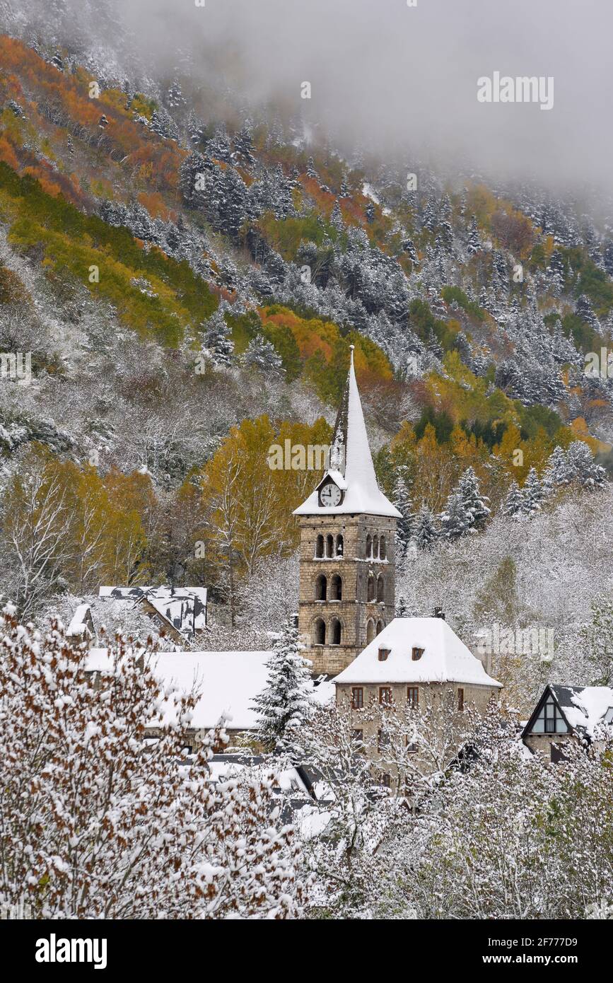 Arties village in autumn with the first snowfall (Aran Valley, Catalonia, Spain, Pyrenees) ESP: Arties, bajo las primeras nieves en otoño (Val d'Aran) Stock Photo