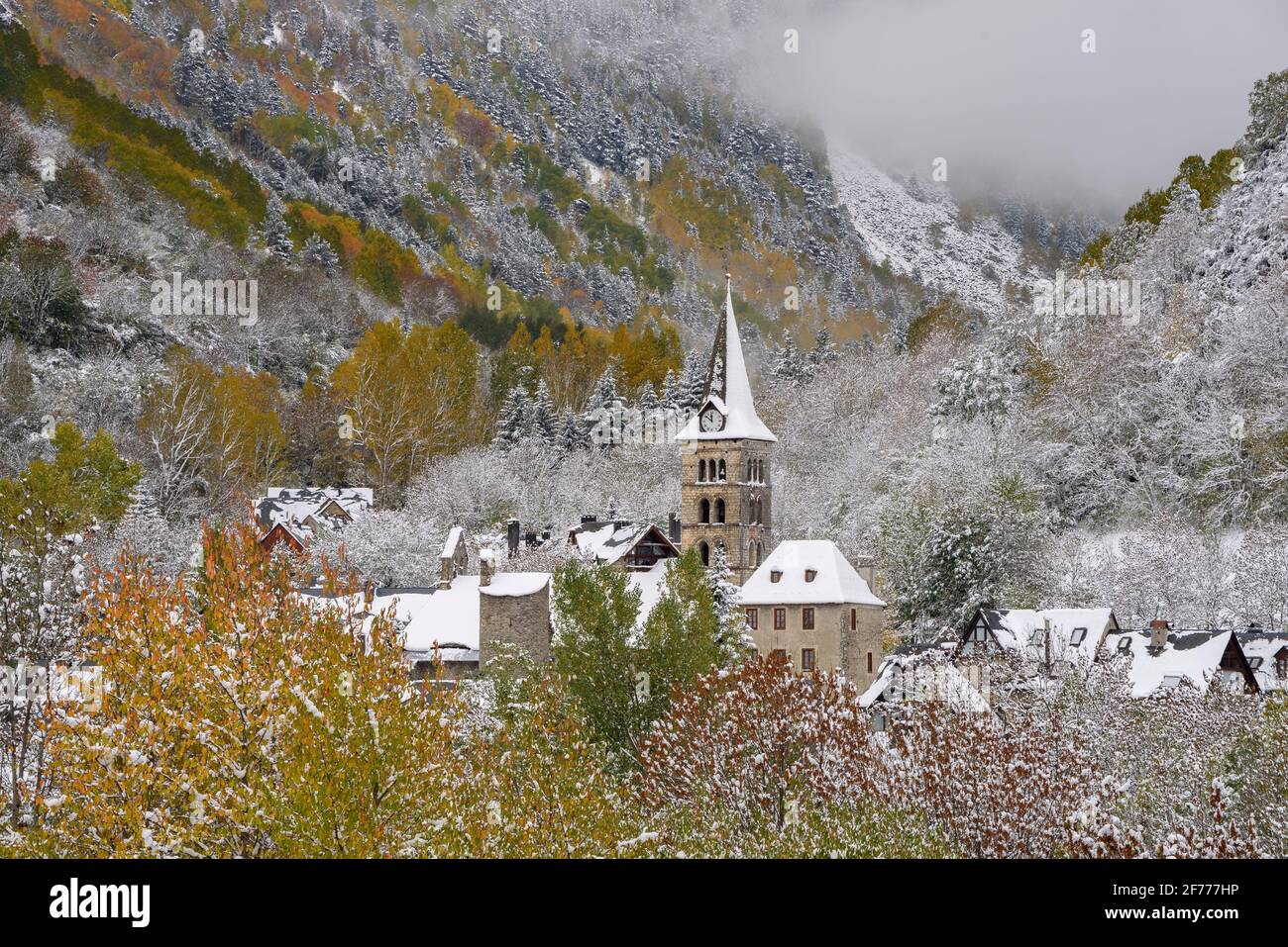 Arties village in autumn with the first snowfall (Aran Valley, Catalonia, Spain, Pyrenees) ESP: Arties, bajo las primeras nieves en otoño (Val d'Aran) Stock Photo