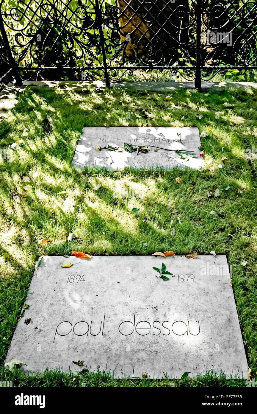 Berlin : Dorotheenstaedtischer Friedhof - Grab Paul Dessau / Ruth Berghaus  Stock Photo - Alamy