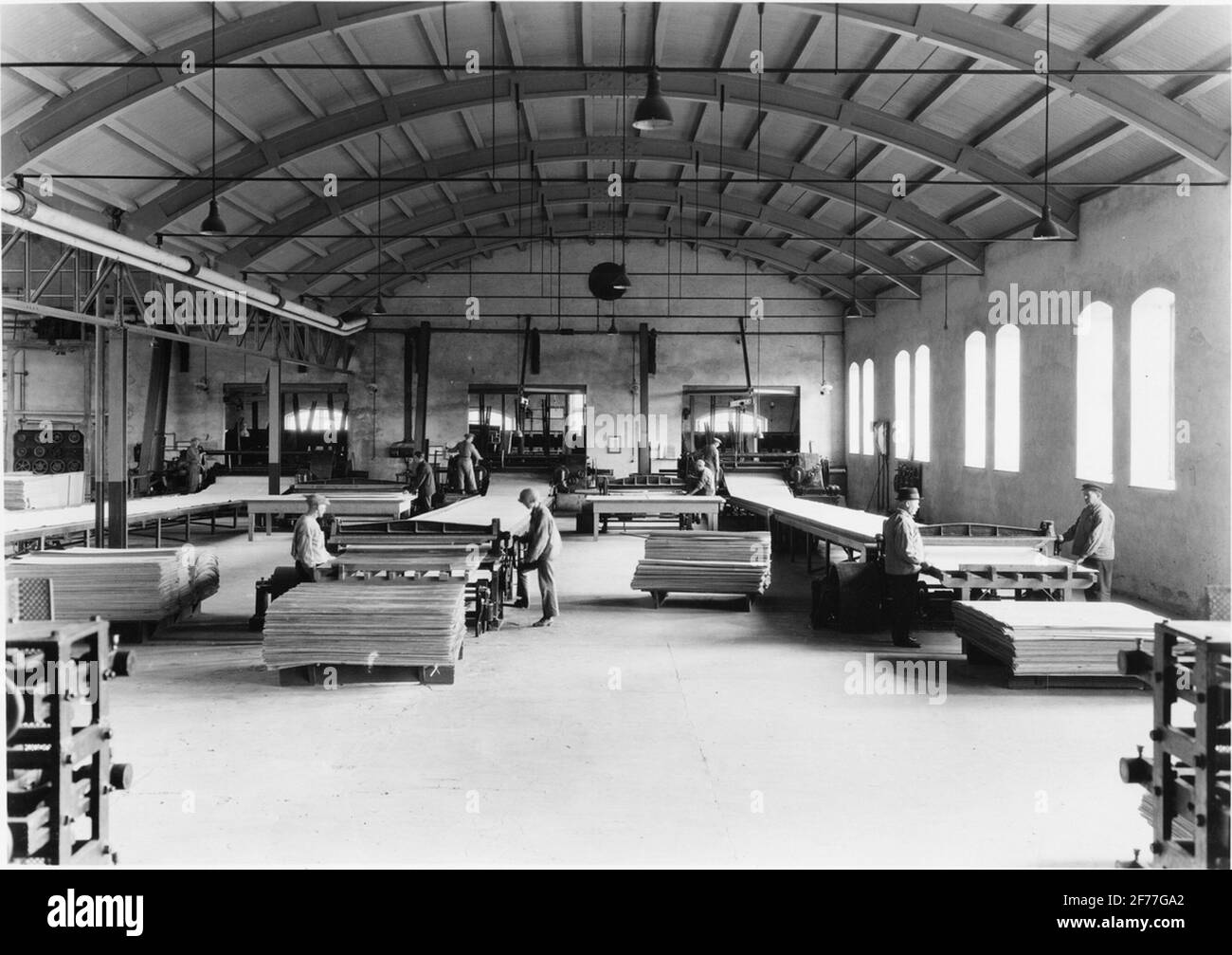 Interior from the Ljusne- Woxna AB Plywood factory, 1947.The turning of single veneers. Stock Photo