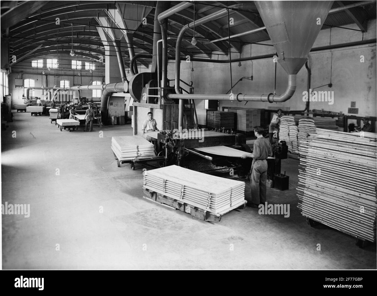 Interior of Ljusne- Woxna Companies Plywood factory, 1947.Press and sorting of plywood. Stock Photo