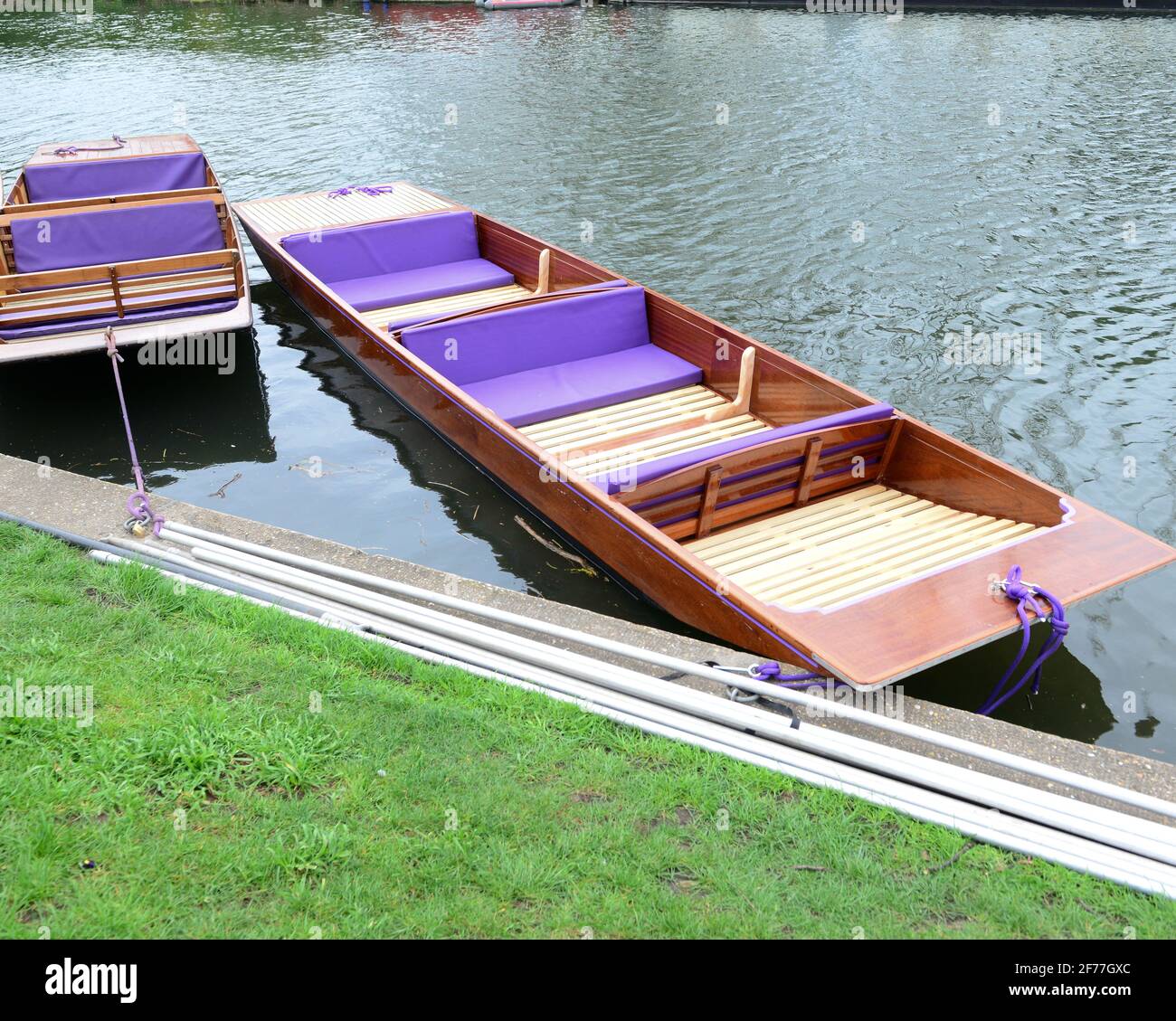 cambridge, UK, England, 03-04-2021. Empty colourful leisure punts moored at river edge, The mode of transort is used to take sight seeing tourists alo Stock Photo