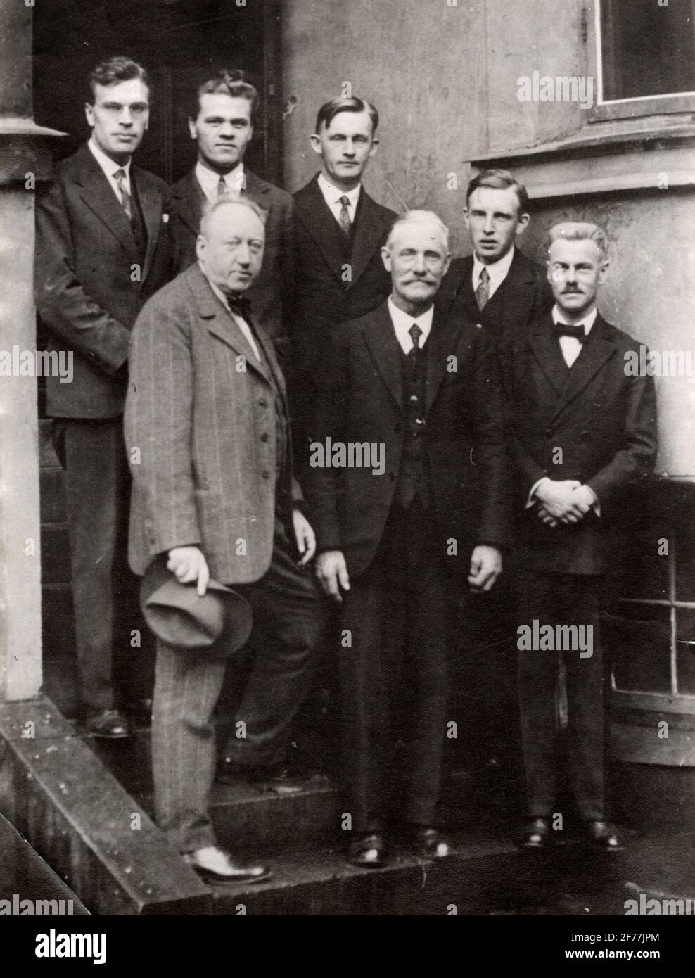 Men's Society on stairs. At the bottom left of the picture, John Hertzberg stands. Other in the picture there are the gentlemen: Borelius (1889-1985, at the bottom right, professor of physics KTH), Rosenhall, Tullström, Gumston, Lindhe and Johnsson. (For more info: see additional text on the back of the image) Stock Photo