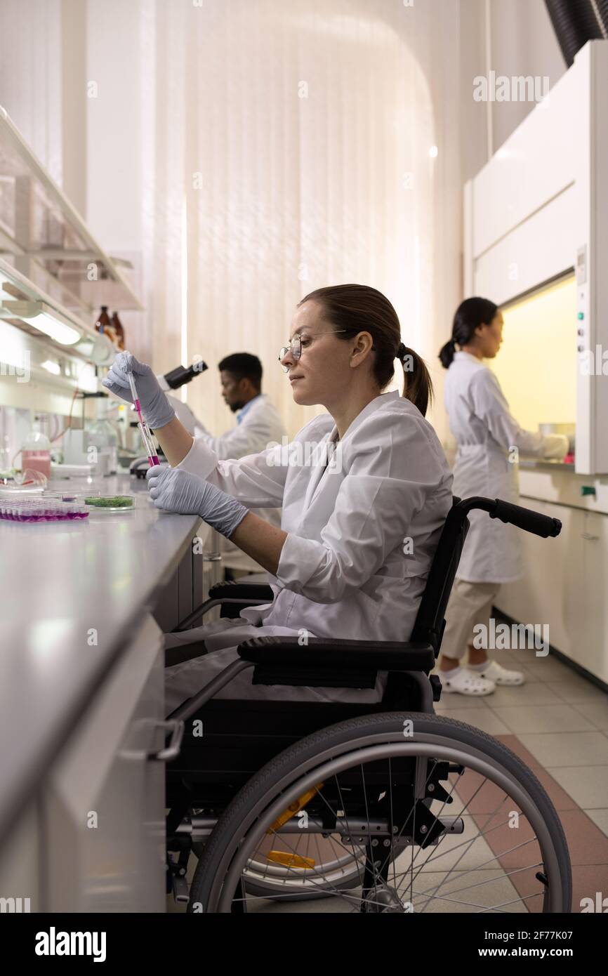 Student physical lab hires stock photography and images Alamy