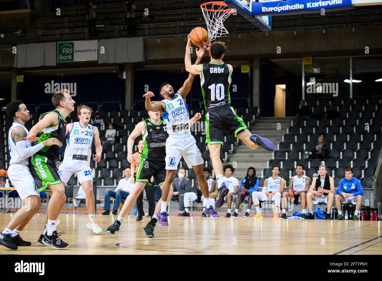 Karlsruhe, Deutschland. 05th Apr, 2021. Tyseem Lamel Lyles (Lions) in duels  with Thomas Gruen (Trier). GES/Basketball/ProA: PSK Lions - Gladiators Trier,  04/05/2021 - | usage worldwide Credit: dpa/Alamy Live News Stock Photo -  Alamy