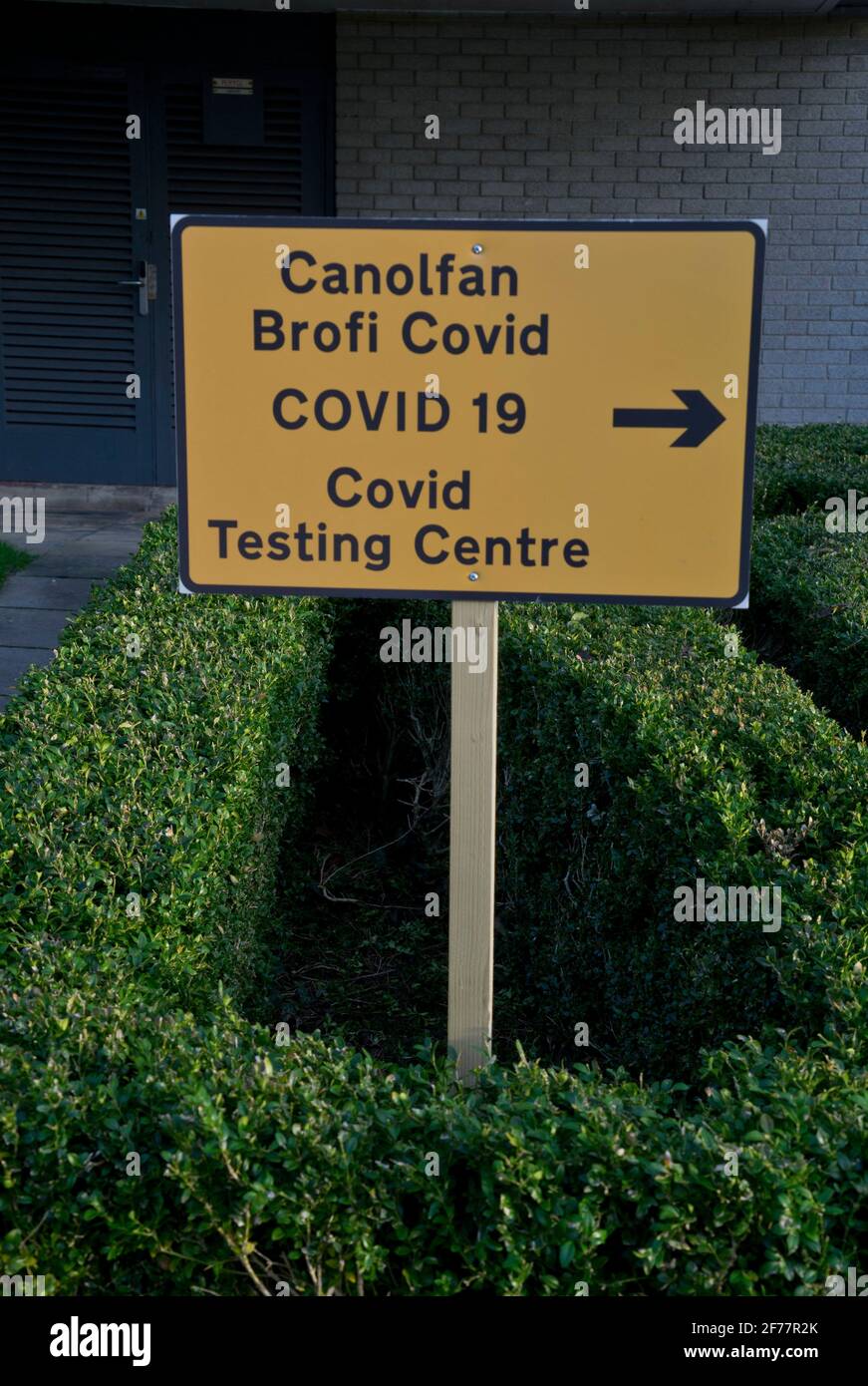 Covid-19 testing and vaccination centre with bilingual signs in Welsh and English at the campus of  Aberystwyth University, Ceredigion, Wales, UK. Stock Photo