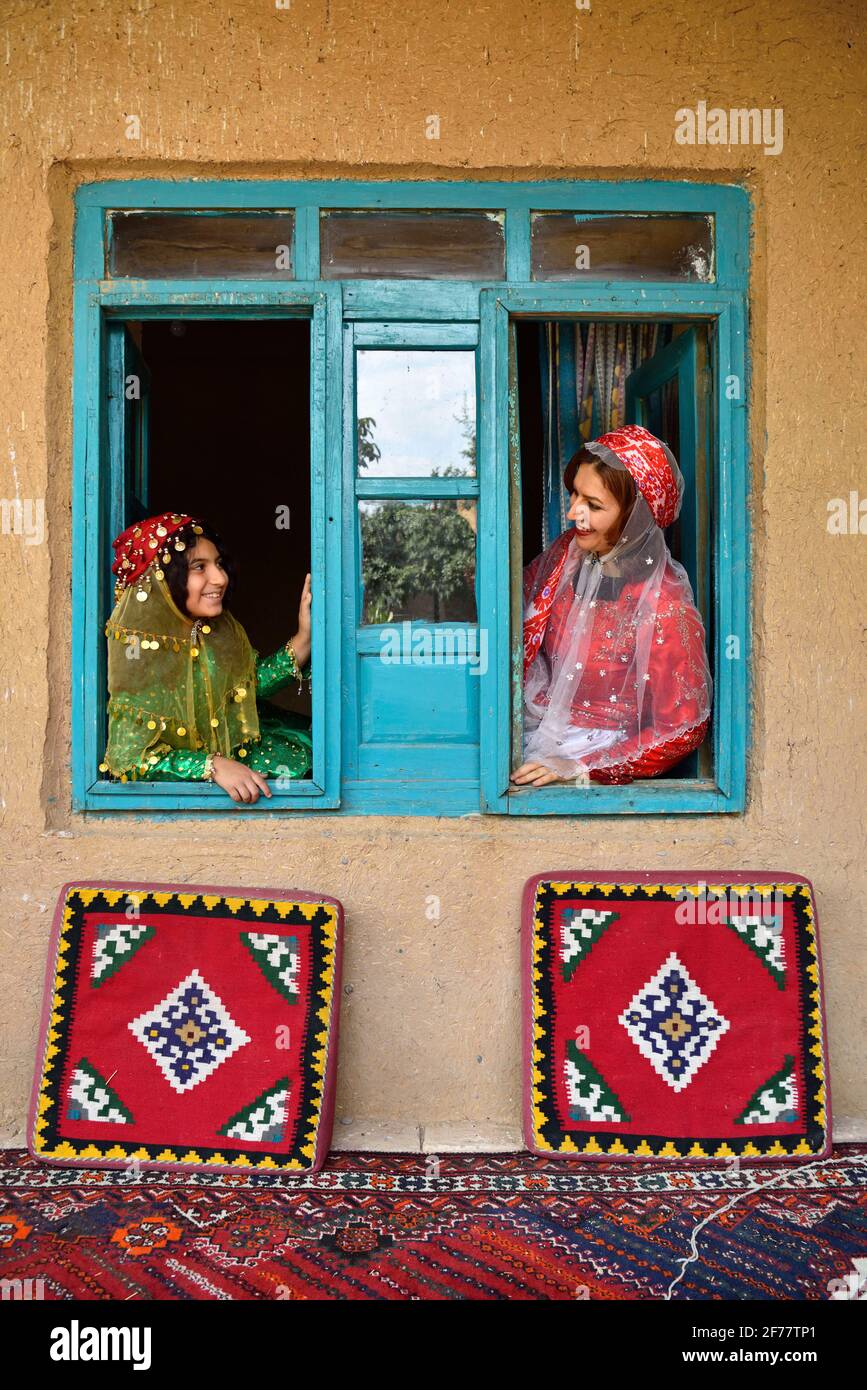 Iran, Fars province, Pasargad Sadat, Mother and daughter Stock Photo
