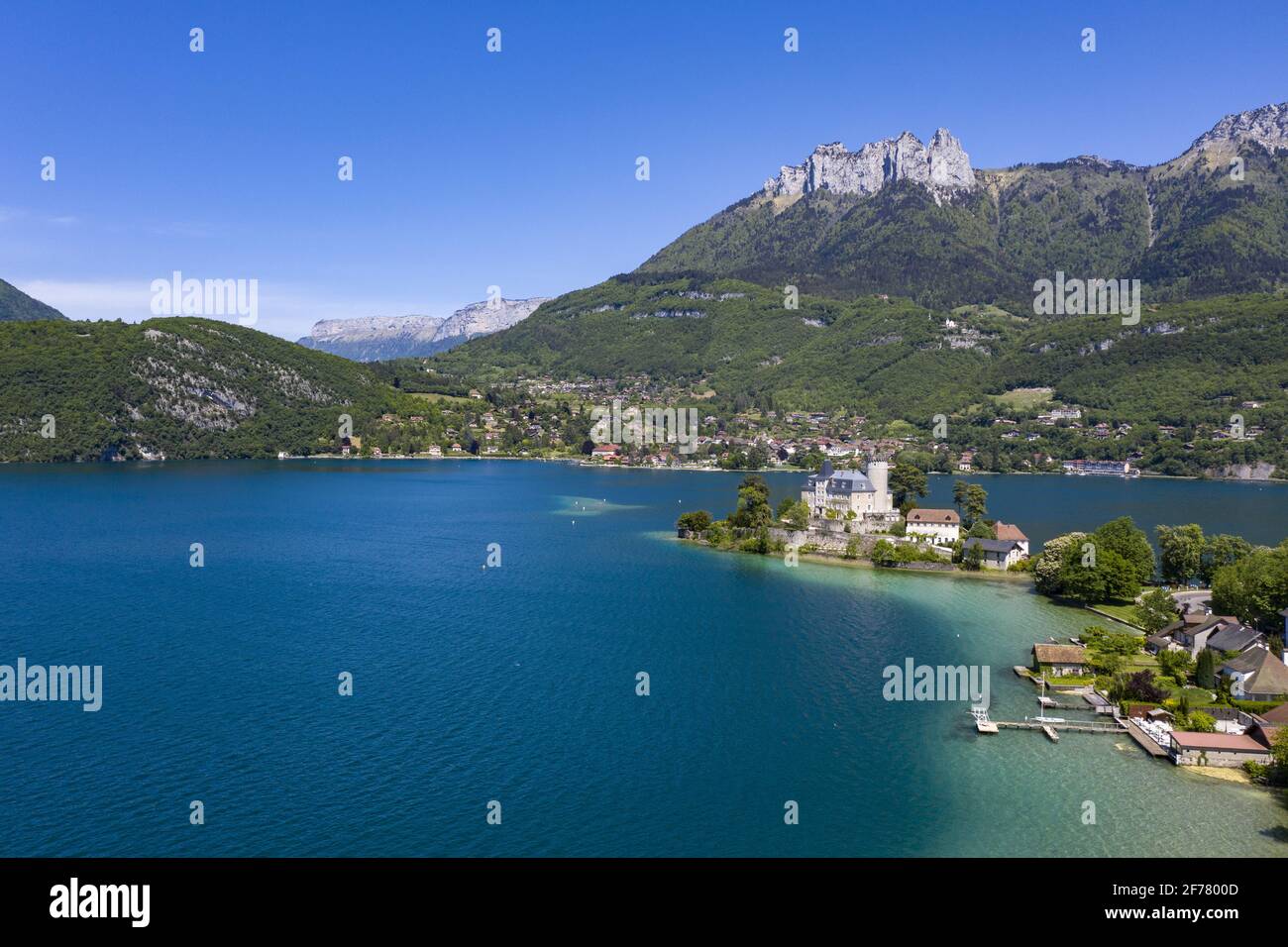 France, Haute Savoie, Annecy, view of the Duingt peninsula, the château de Duingt, and the lake Formerly called châteauvieux, the château de Duingt is built in front of the Roc de Chère on the shores of Lake Annecy It is an architectural gem that is located on a peninsula on the border between the Grand Lac and the Petit Lac d'Annecy This medieval fortress has existed for almost a millennium and offers summer cultural activities(aerial view Stock Photo