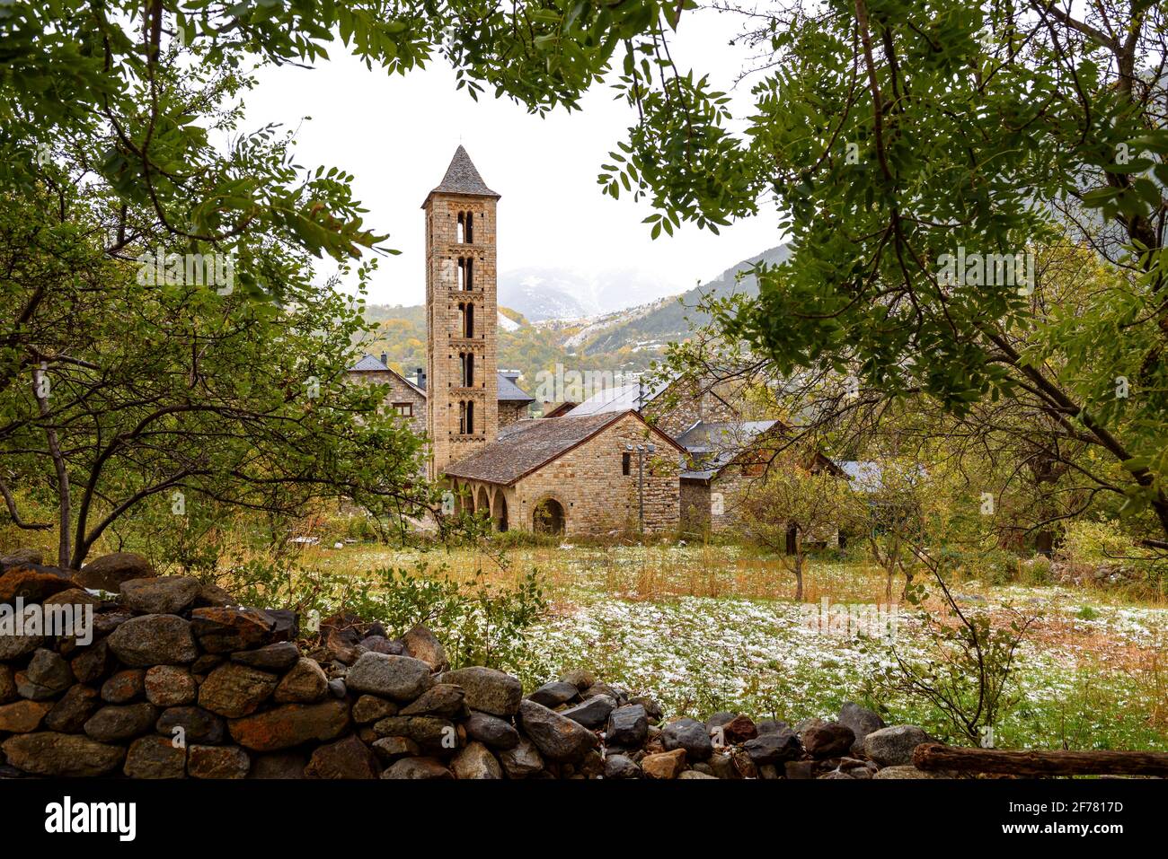 Romanesque church of Erill la Vall in autumn, on a snowy day (Boí Valley, Catalonia, Spain, Pyrenees) ESP: Iglesia románica de Erill la Vall en otoño Stock Photo