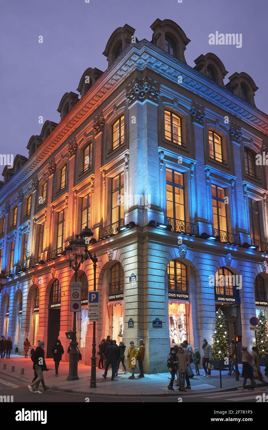 Paris/France - September 10, 2019 : The Louis Vuitton luxury store on Champs -Elysees avenue Stock Photo - Alamy