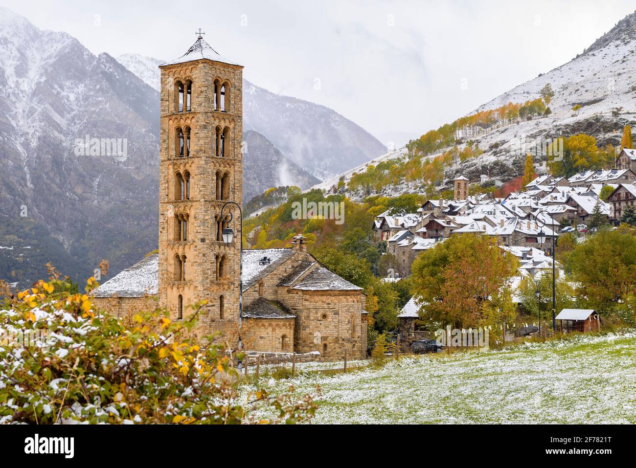 Romanesque church of Sant Climent de Taüll in autumn, on a snowy day (Valle de Boí, Catalonia, Spain, Pyrenees) ESP: Iglesia de Sant Climent de Taüll Stock Photo