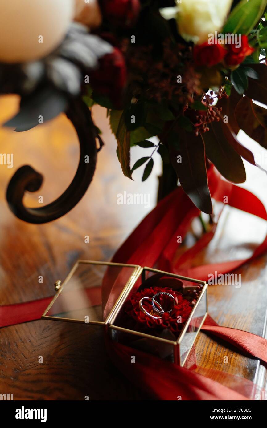 Close-up of bridal bouquet and wedding rings on table Stock Photo