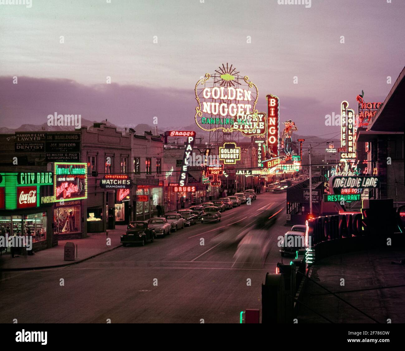 1940s GOLDEN NUGGET AND OTHER CASINOS HOTELS SHOPS NEON SIGNS ALONG STRIP FREMONT STREET AT TWILIGHT LAS VEGAS NEVADA USA - asp 1279 025 ASP001 HARS SOUTHWEST STRIP FREMONT STREET BINGO HOTELS LAS VEGAS TWILIGHT CASINOS OLD FASHIONED SOUTHWESTERN Stock Photo