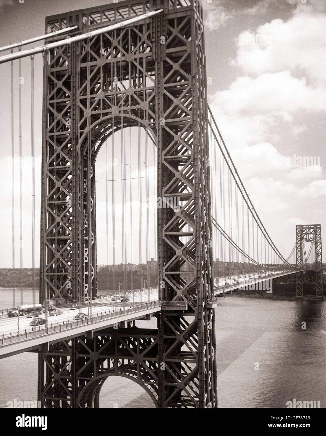 1930s 1940s 1950s GEORGE WASHINGTON BRIDGE OCTOBER 1931 AS ORIGINAL SINGLE SPAN FROM THE NEW JERSEY SIDE AT FORT LEE - b4576 HAR001 HARS CONNECTION ORIGINAL NEW YORK 1931 AUTOMOBILES CITIES VEHICLES GEORGE WASHINGTON NEW JERSEY NEW YORK CITY FORT LEE OCTOBER SPANNING SPAN UPTOWN BLACK AND WHITE BRIDGES HAR001 HUDSON RIVER JOIN LEE OLD FASHIONED SUSPENSION TOWERS Stock Photo