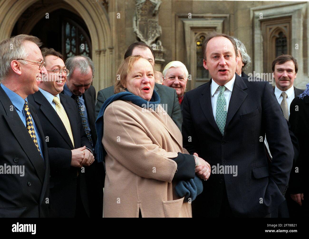 Shaun Woodward  January 2000  (thumbs up), being greeted at St.Stephen's Entrance to the House of commons, after his defection from the Conservatives to Labour, by Mo Mowlam and other Labour MPs Stock Photo