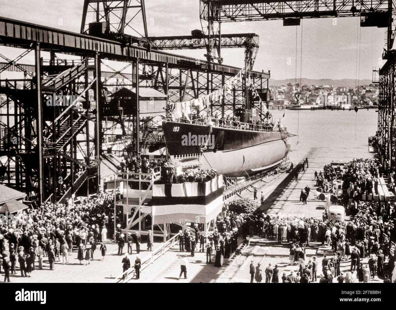 1930s APRIL 1 1939 SUBMARINE USS SWORDFISH LAUNCHING AT MARE ISLAND NAVY YARD VALLEJO CA USA IN 1945 SUNK ALL HANDS LOST AT SEA - n199 HAR001 HARS SUBMARINES SUBS TOGETHERNESS BLACK AND WHITE HAR001 LAUNCHING NAVY YARD OLD FASHIONED SUNK Stock Photo