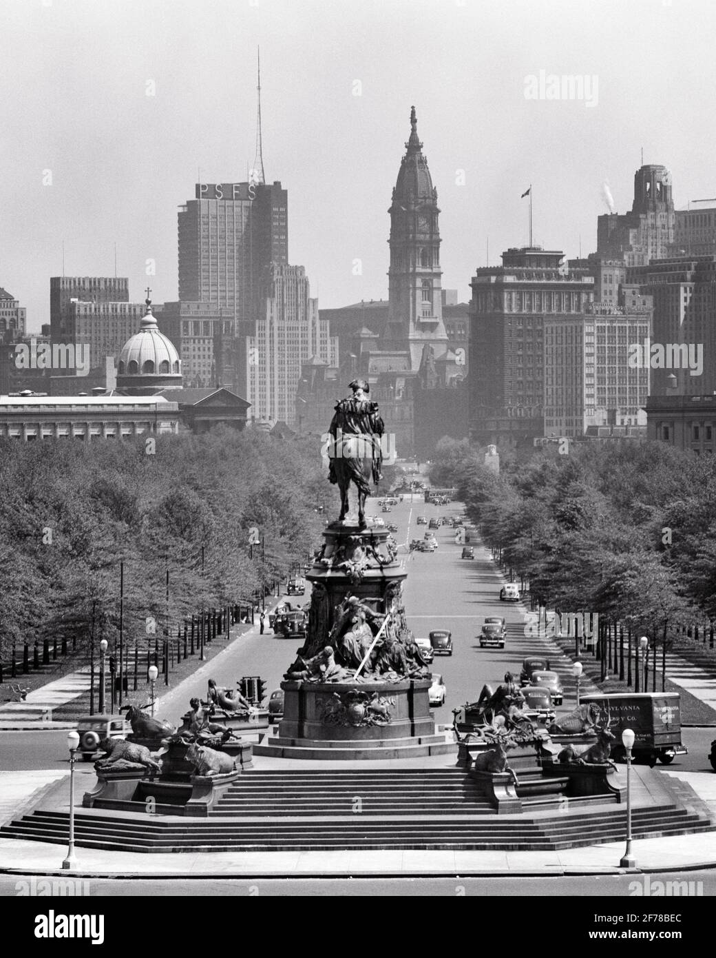 1940s CITY HALL SKYLINE LOOKING DOWN BENJAMIN FRANKLIN PARKWAY PAST EAKINS OVAL FROM ART MUSEUM PHILADELPHIA PENNSYLVANIA USA - p295 HAR001 HARS NORTH AMERICAN BOULEVARD STRUCTURE CITY HALL PROPERTY AUTOS PA OF CATHEDRAL REAL ESTATE COMMONWEALTH DOME CONCEPTUAL STRUCTURES AUTOMOBILES CITIES KEYSTONE STATE VEHICLES EAKINS OVAL EDIFICE GEORGE WASHINGTON PSFS BUILDING SAINTS PETER AND PAUL PARKWAY BASILICA BLACK AND WHITE BROTHERLY LOVE CITY OF BROTHERLY LOVE HAR001 OLD FASHIONED WASHINGTON MONUMENT Stock Photo