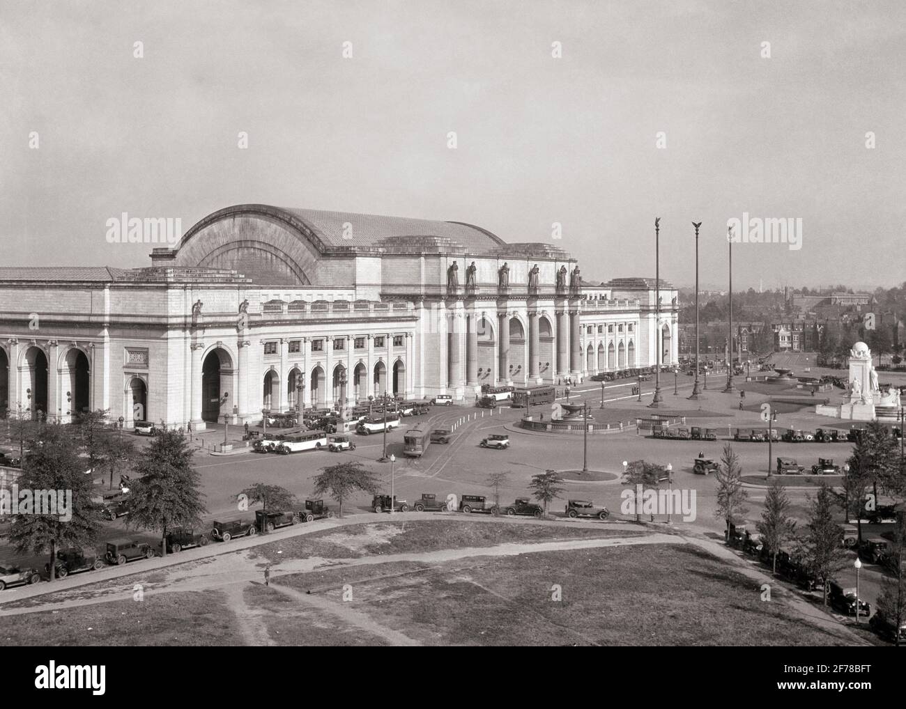 1930s 1940s UNION STATION WASHINGTON DC USA - q41663 CPC001 HARS COPY SPACE LADIES PERSONS AUTOMOBILE MALES BUILDINGS PEDESTRIANS ENTERTAINMENT TRANSPORTATION B&W RAIL STRUCTURE HIGH ANGLE LEISURE PROPERTY UNION AND AUTOS DISTRICT OF COLUMBIA EXTERIOR SOUTHERN TROLLEY CAPITAL REAL ESTATE CONNECTION STRUCTURES AUTOMOBILES CITIES VEHICLES EDIFICE FACILITY RAILROADS 1907 DESTINATION HUB INTERMODAL UNION STATION BLACK AND WHITE OLD FASHIONED STREETCAR Stock Photo