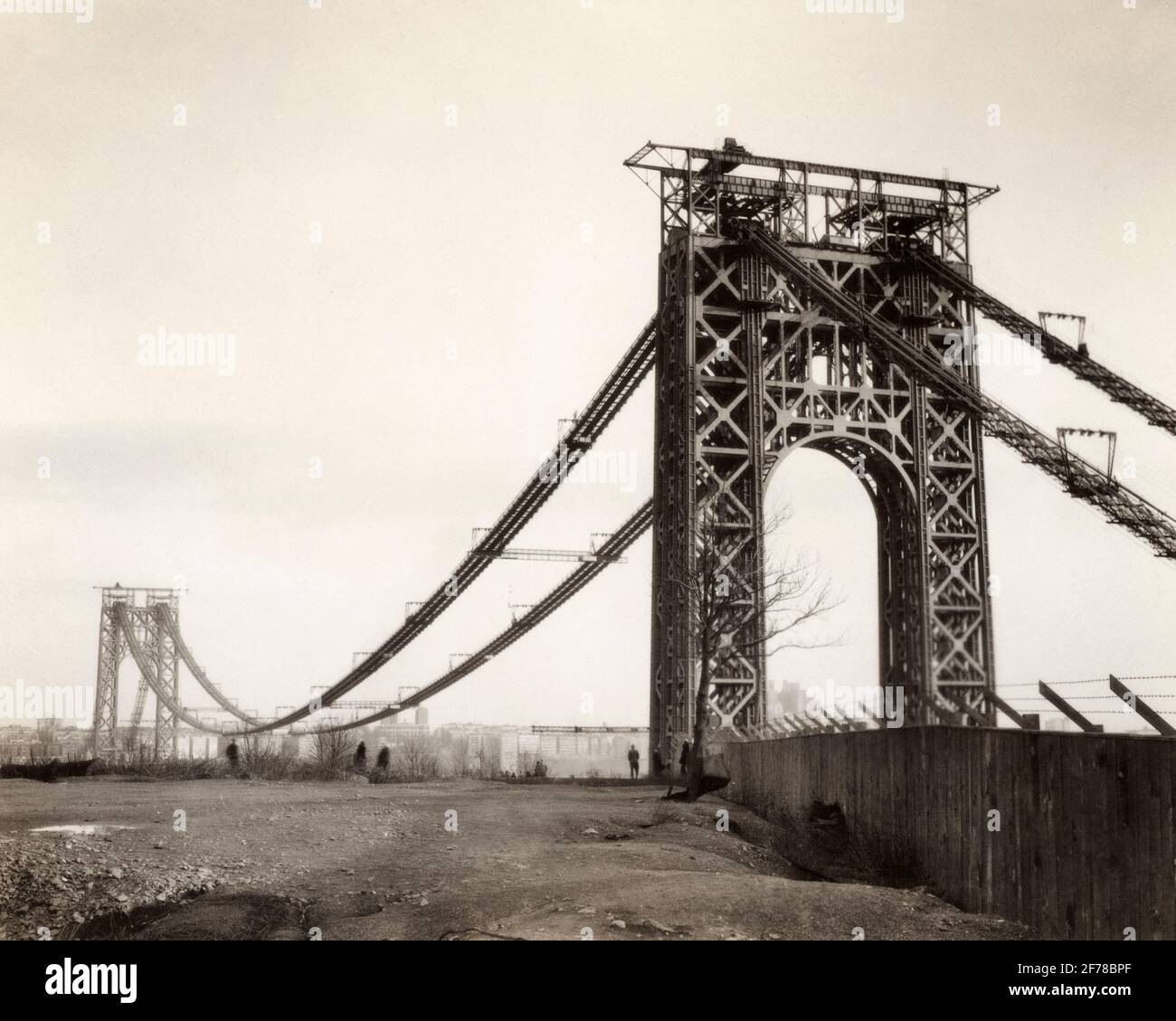 1920s 1930s VIEW OF GEORGE WASHINGTON SUSPENSION BRIDGE WHILE UNDER CONSTRUCTION FROM NJ TO NEW YORK TWO TOWERS BUT NO ROADWAY - q75010 CPC001 HARS VISION DREAMS STRUCTURE STRENGTH EXTERIOR NJ NYC CONNECTION CONCEPTUAL NEW YORK ROADWAY CITIES IMAGINATION NEW JERSEY NEW YORK CITY CREATIVITY PRECISION SOLUTIONS SPAN BLACK AND WHITE BRIDGES HUDSON RIVER JOIN OLD FASHIONED SUSPENSION TOWERS Stock Photo
