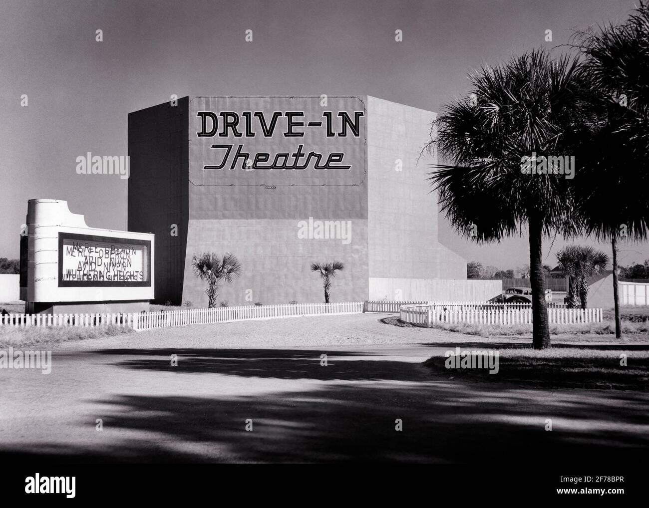 1930s 1940s THE VICTORY DRIVE-IN MOVIE THEATRE TORN DOWN 1978 FOR A STRIP MALL WUTHERING HEIGHTS ON MARQUEE SAVANNAH GEORGIA USA - r13005 PUN001 HARS 1978 CONCEPTUAL STILL LIFE ESCAPE SOUTHEASTERN STRIP MOTION PICTURE MOTION PICTURES DAVID NIVEN DRIVE-IN BLACK AND WHITE GA OLD FASHIONED Stock Photo