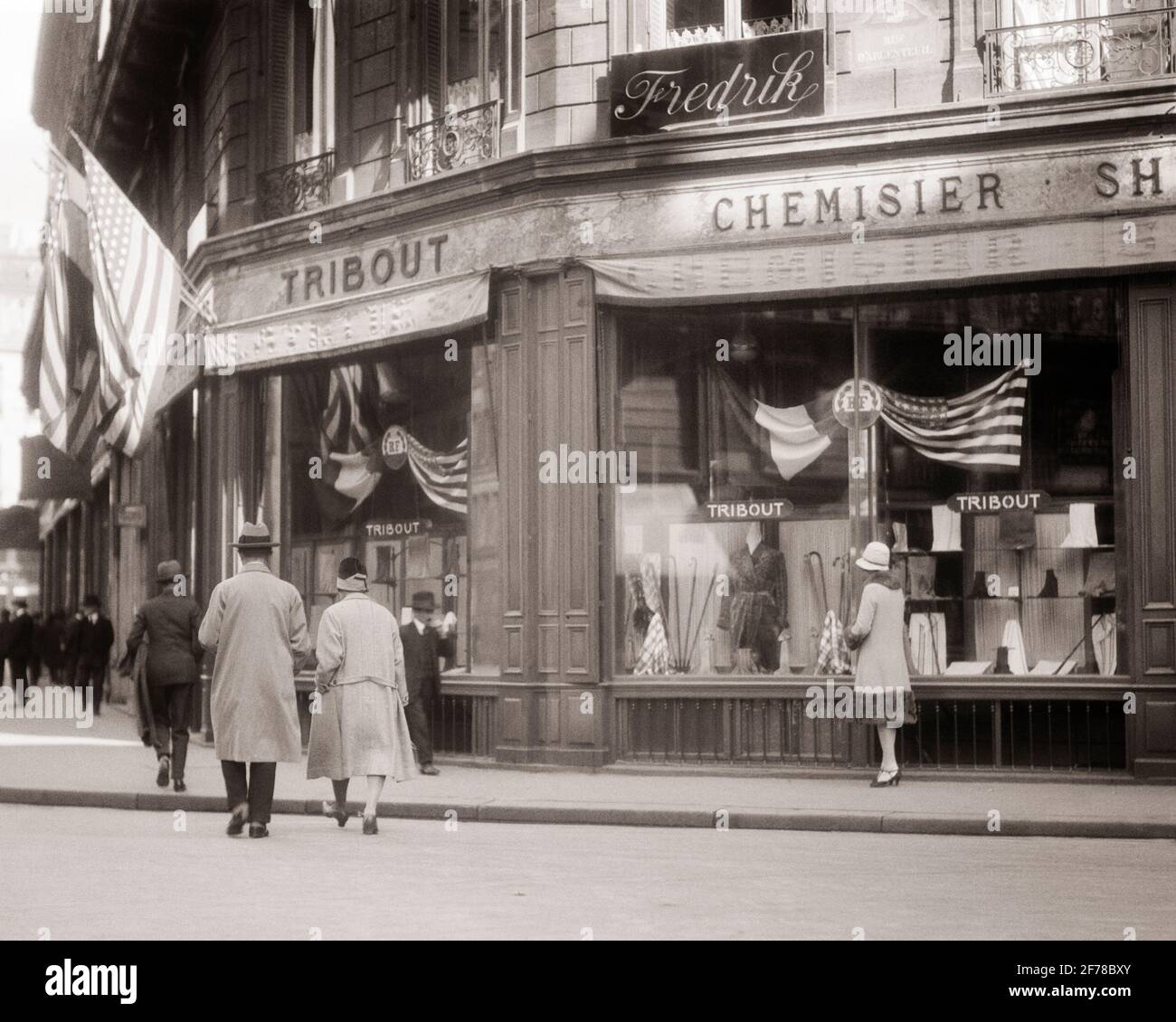 1920s 1930s WOMAN WINDOW SHOPPING TRIBOUT CLOTHING SHOP PARIS FRANCE  - r2706 HAR001 HARS LADIES PERSONS SHOPS MALES PEDESTRIANS EUROPE B&W SHOPPER SHOPPERS DREAMS PEDESTRIAN ADVENTURE EUROPEAN STYLES STORES STYLISH COMMERCE FASHIONS YOUNG ADULT WOMAN BLACK AND WHITE BUSINESSES CAUCASIAN ETHNICITY HAR001 OLD FASHIONED Stock Photo