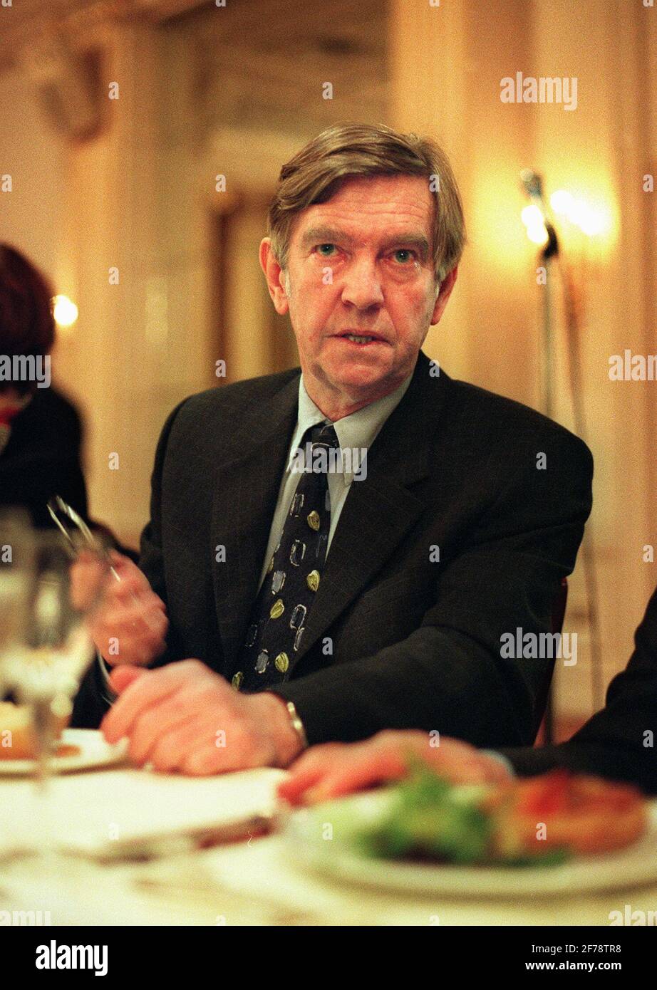 SIR TOM COURTENAY ATTENDING A LUNCHEON, FEBRUARY 2001IN HONOUR OF HIMSELF TO CELEBRATE THE PUBLICATION OF 'DEAR TOM. LETTERS FROM HOME AT THE GROSVENOR HOTEL. Stock Photo