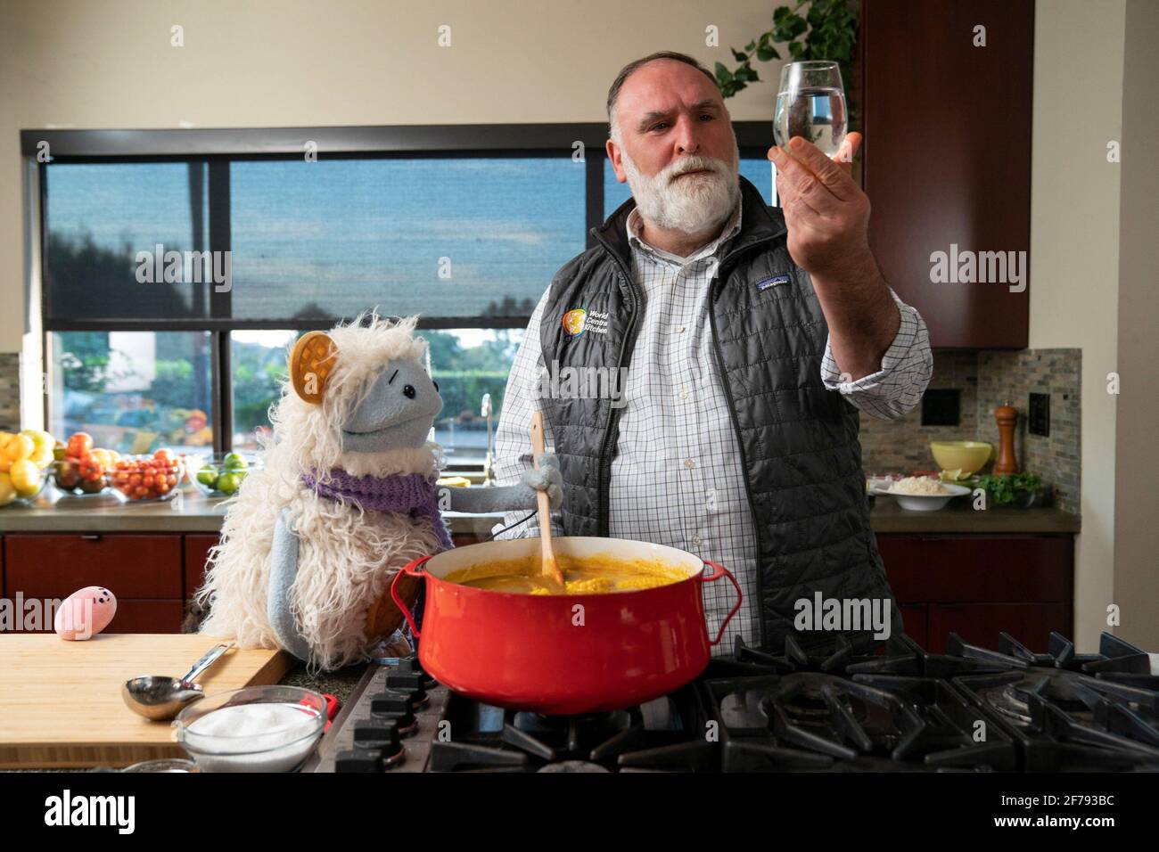 WAFFLES + MOCHI, (aka WAFFLES AND MOCHI), from left Mochi (voice Piotr Michael), Waffles