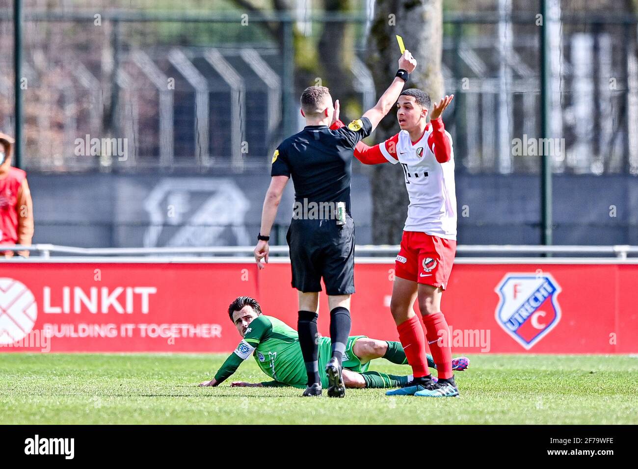 Page 3 Gives Yellow Card High Resolution Stock Photography And Images Alamy