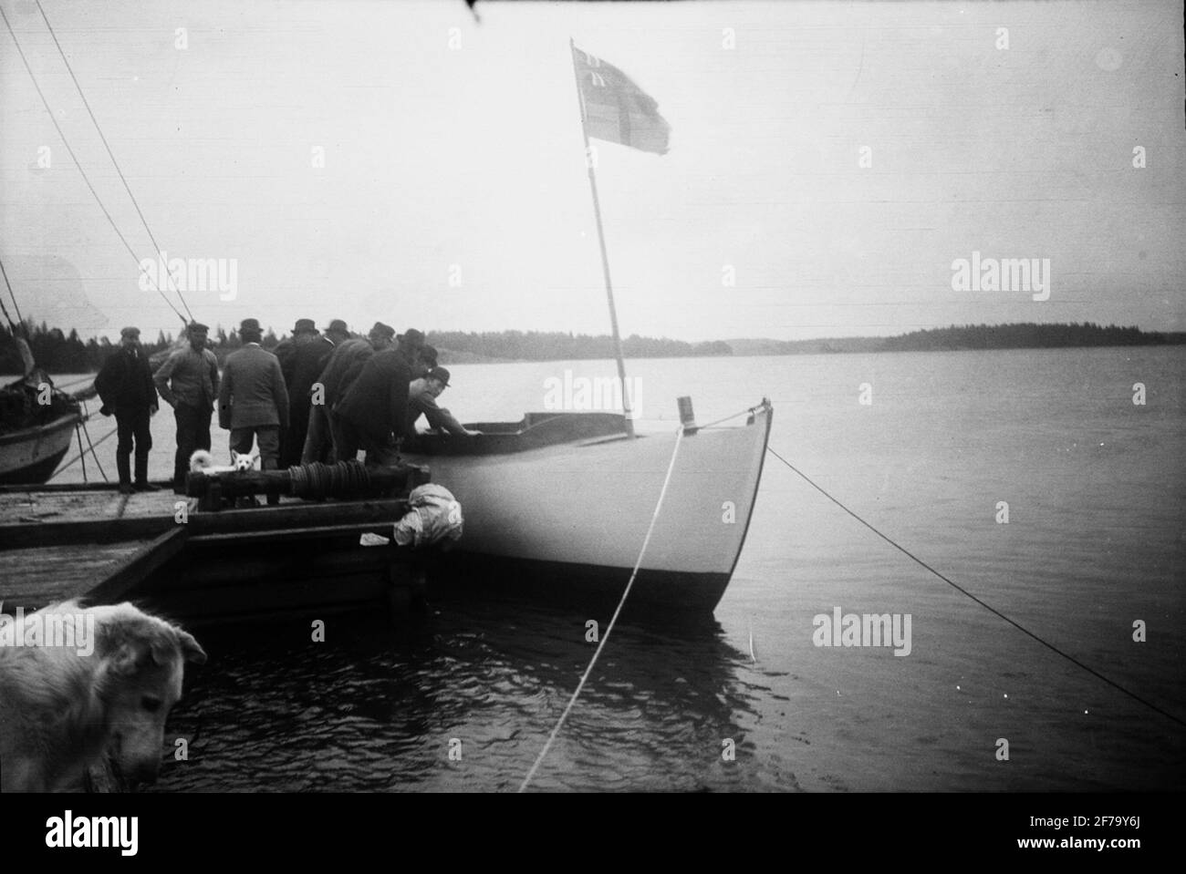 Queen Victoria's pictures. Prince Gustav Adolf and Greve Göran Posse built a sailboat, 1904, on duty yarn using a boat builder. Here 'SIF' is floating. Stock Photo