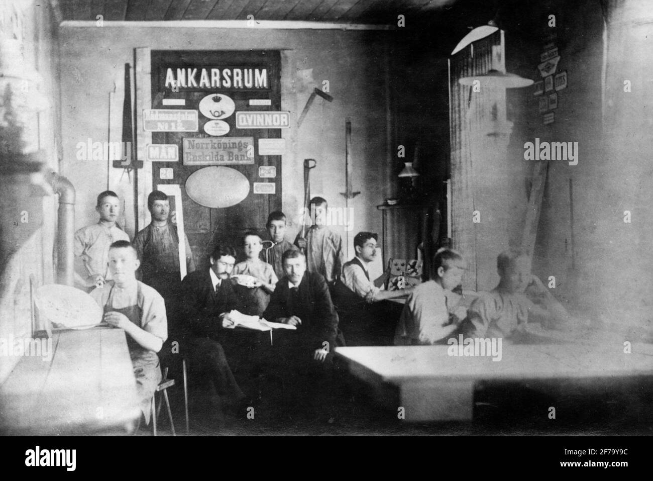 Oldest interior of Ankarsrum's enamel sign factory. At the table t.h. Engineer Abel Svensson. TV. Christian Lehmann from St. Georgen, Baden, Germany. L. introduced the manufacture of enamel signs, which at A. was started 2.8.1890. It was the first production of this kind in Sweden. Stock Photo