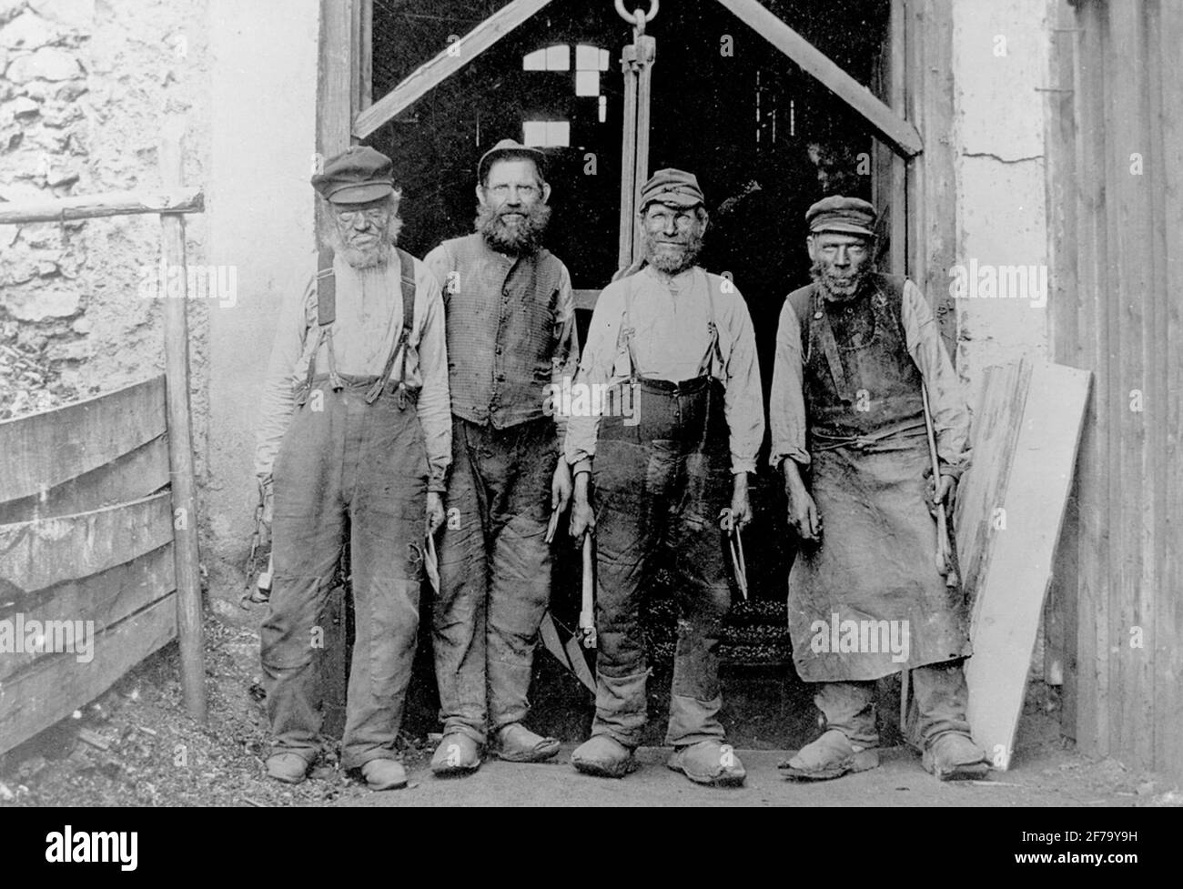 Hagge ironworks.The last nailed products at Hagge Bruk, 1895. From left: Olof Chef (14/1 1821 - 1900) Magnus Wiksten (3/7 1837 - 14/5 1925) Gustav Backström (3/7 1830 - 14/9 1919 ) and Erik Lindkvist (20/11 1835 - 14/9 1914) .Photographer: Probably the Cape. Stock Photo