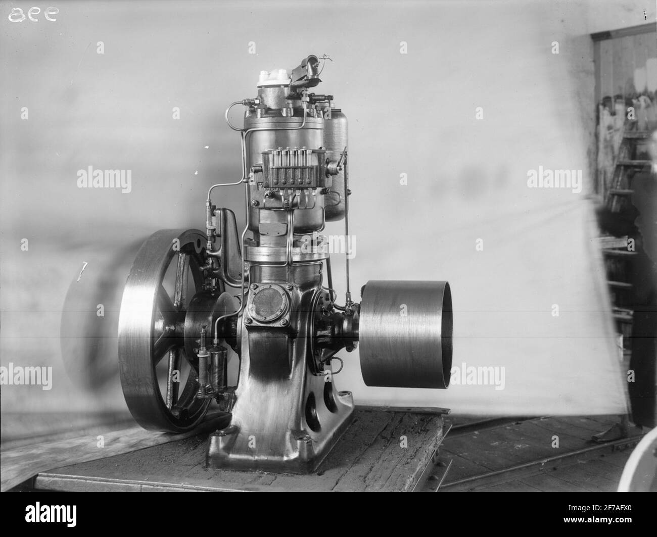 Crude oil engine 718 hp, stationary Stock Photo Alamy