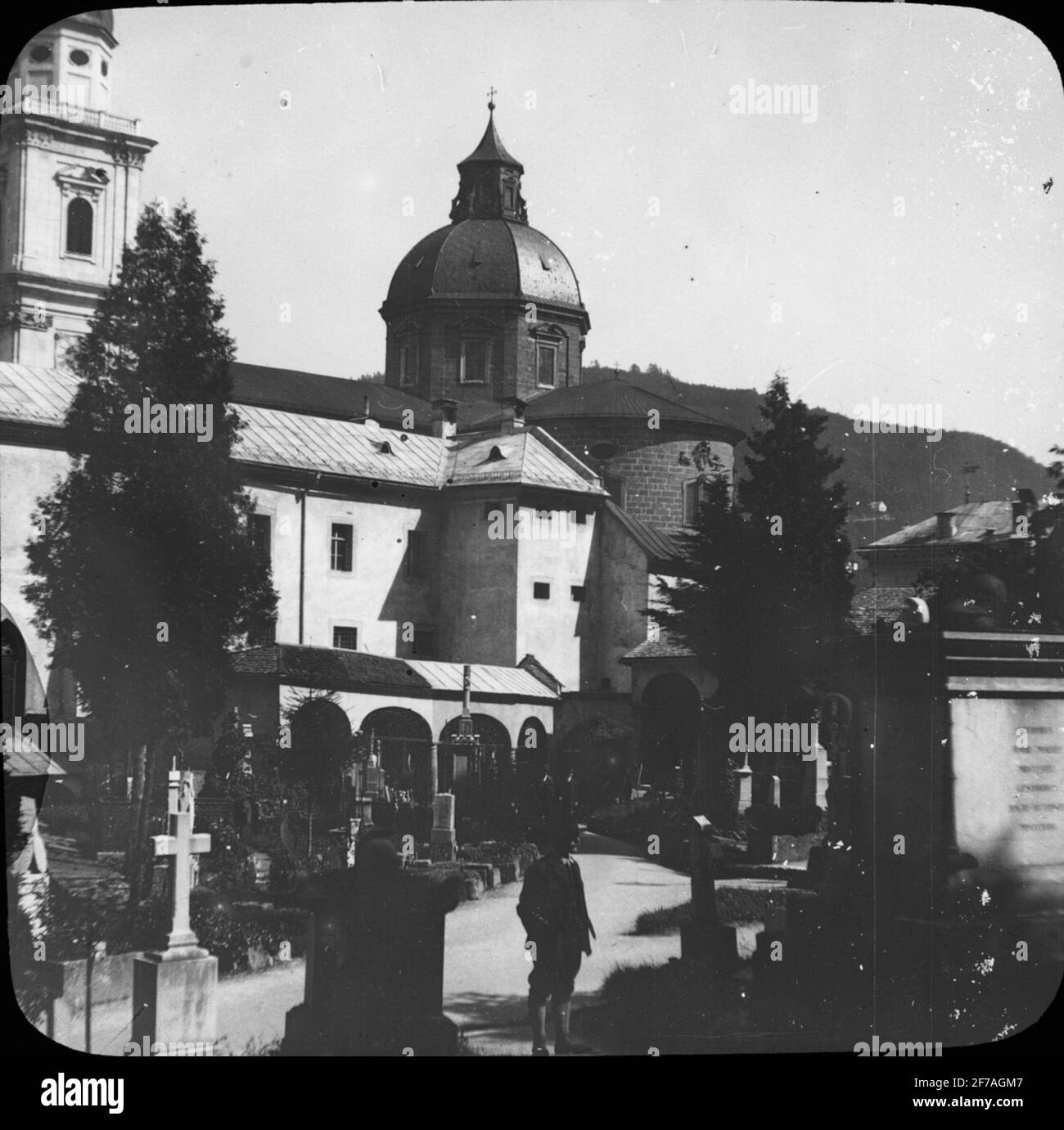 Skiopticone image with motifs of St. Peters Friedhof with cemetery, Salzburg.The image has been stored in cardboard labeled: Höstesan 1909. Salzburg 8. No. Text on image: 'Leichenhof St. Peter'. Stock Photo