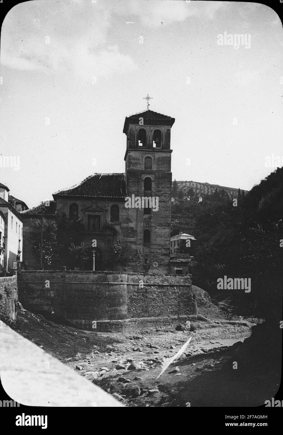 Skioptic image with motifs of street Carra del Barro leading to church St. Pedro, Granada.The image has been stored in cardboard labeled: Höstesan 1910. Granada 9. No 25 .. Text on image: 'Carra del Barro. St. Pedro'. Stock Photo