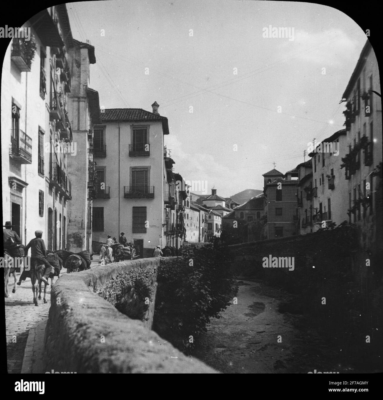 SkiopT icon image with motifs of the street Carra del Darro, Granada.The image has been stored in cardboard labeled: Höstesan 1910. Granada 9. No 25. Text on image: 'Carra del Darro'. Stock Photo