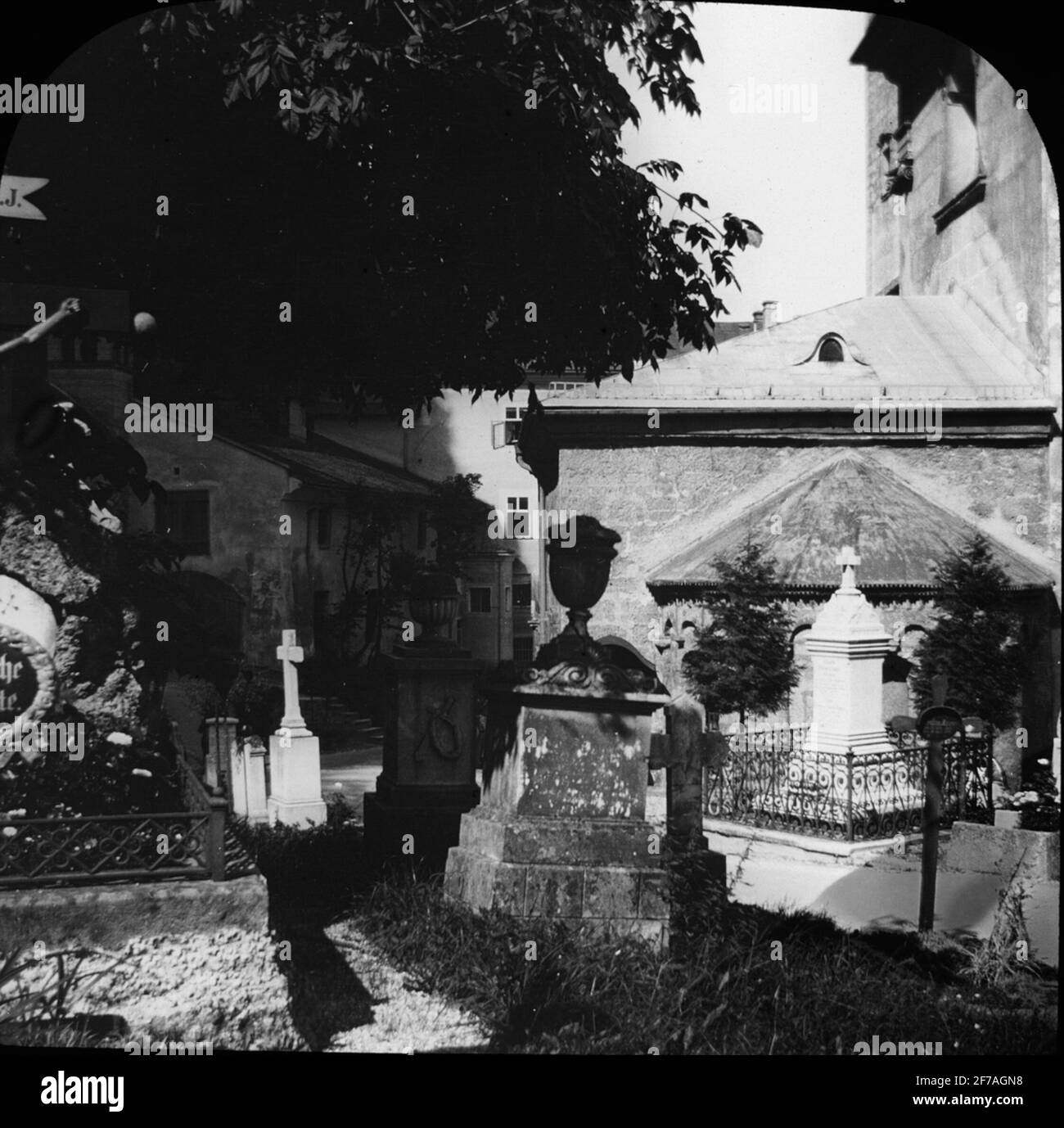 Skiopticone image with motifs of burial ground at St. Peters church in Salzburg.The image has been stored in cardboard labeled: Höstesan 1909. Salzburg 8. No. Text on image: 'Leichenhof St. Peter'. Stock Photo