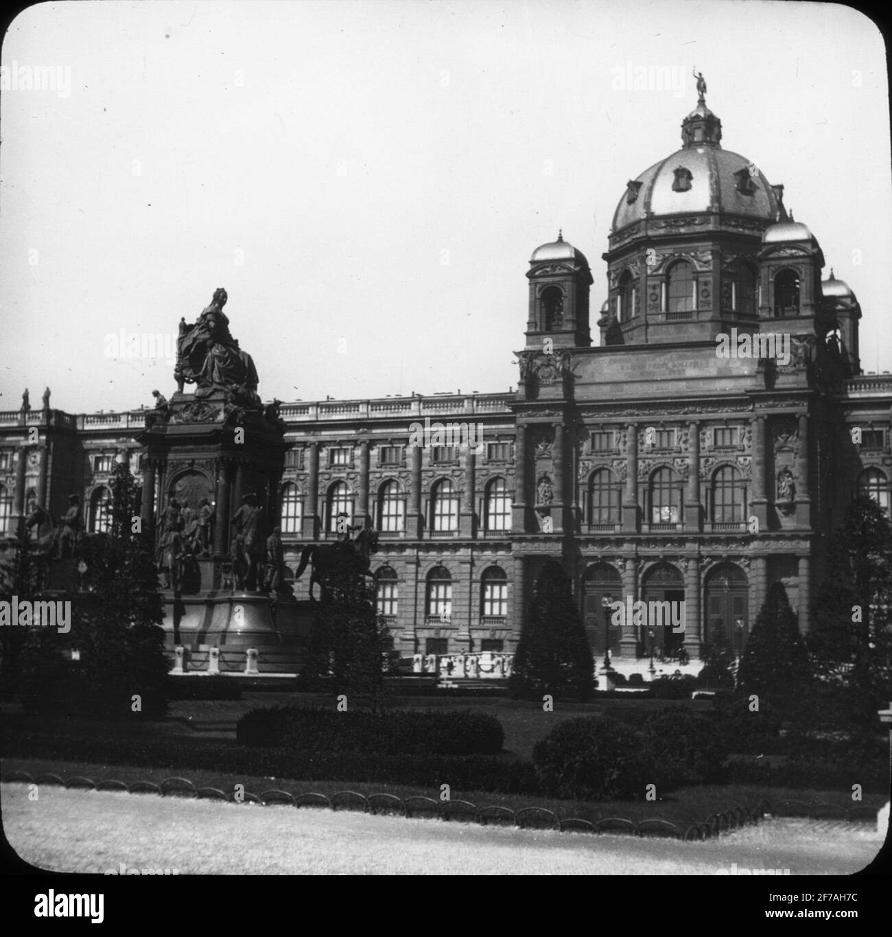 Skioptic image with motifs of the Natural History Museum in Vienna with the statue of Maria Theresia in front. The image has been stored in cardboard labeled: Höstesan 1909. Vienna 7. N: 8. Text on image: 'Maria Theresia. Nat. Hist. Hofmuseet'. Stock Photo