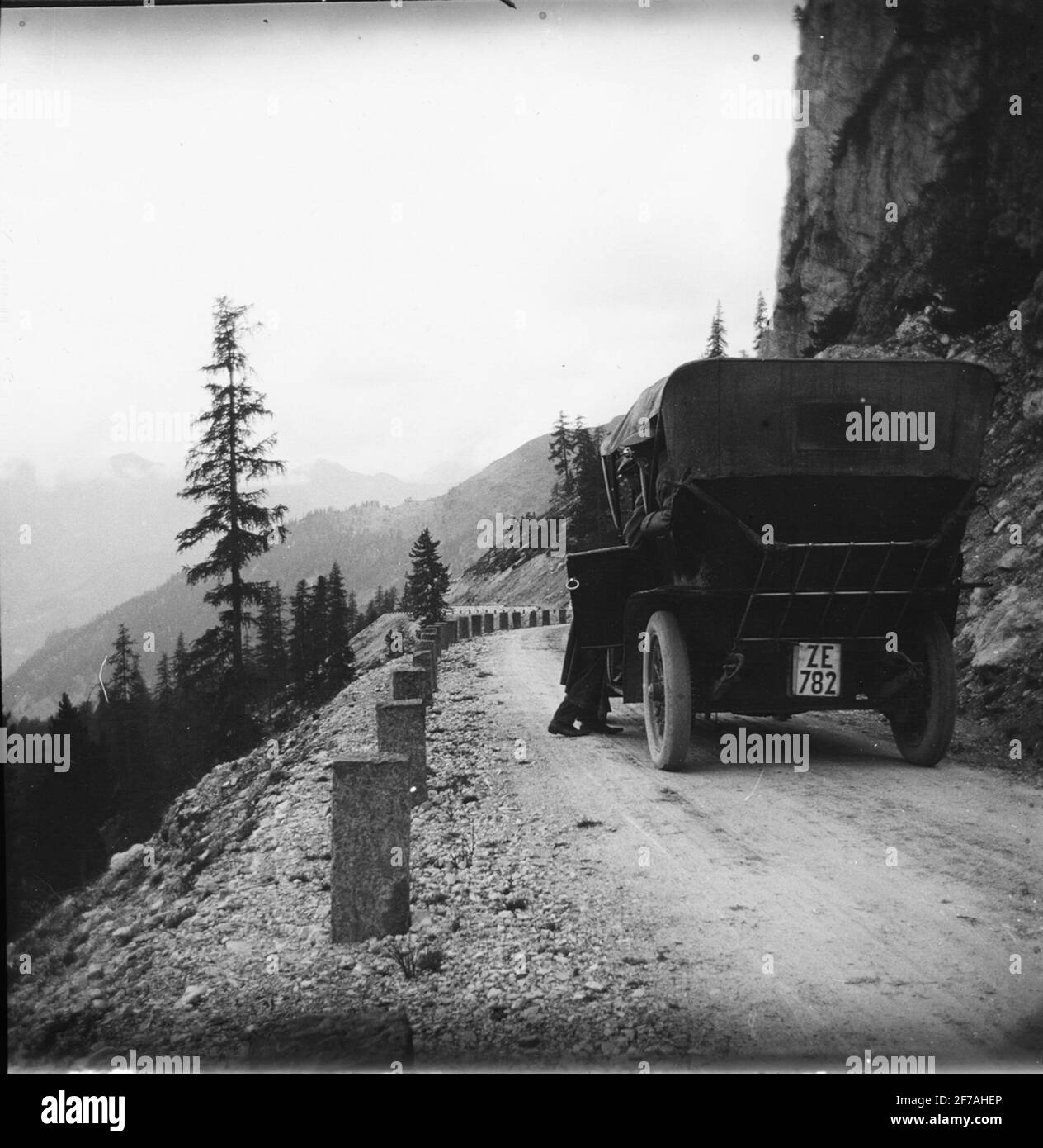 Skioptic image with motifs of car on road, mountain pass, South Tyrol. The image has been stored in cardboard labeled: the journey 1909. Meran- caster.9. N 24. Stock Photo