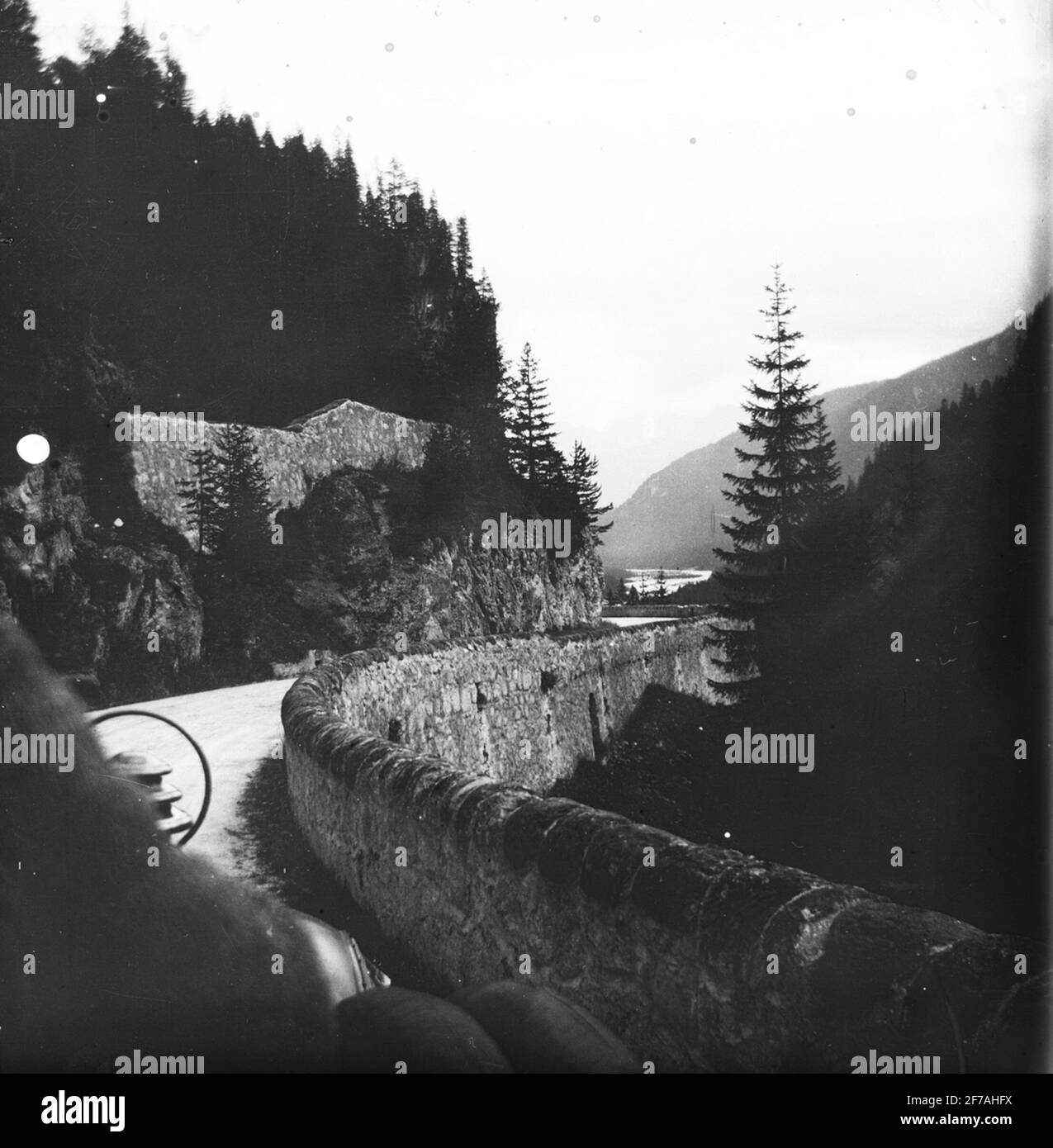 Skioptic image with motifs of road / mountain pass in the South Tyrol. The image has been stored in cardboard labeled: the journey 1909. Meran- caster.9. N 24. Stock Photo