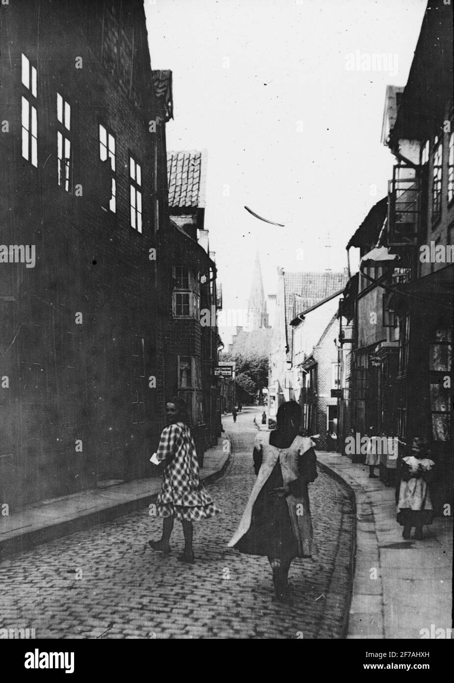 Skioppty view with motifs of women and children on street in Lüneburg.The image has been stored in cardboard labeled: spring trip 1909. Lübeck 1. Lüneburg 4. Celle 4. I. Text on image: 'AUF them meere'. Stock Photo