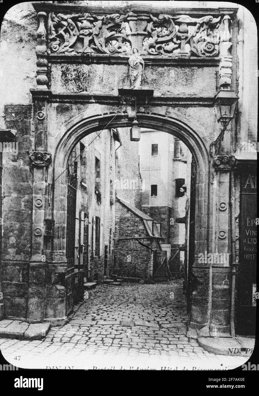 SkiopT icon image with printed motifs of the port to Hôtel de Beaumanoir, Dinan.The image has been stored in cardboard labeled: the journey 1908. Dinan 7. XV. Text on image: 'Portail de l'Ancien Hôtel de Beaumanoir'. Stock Photo